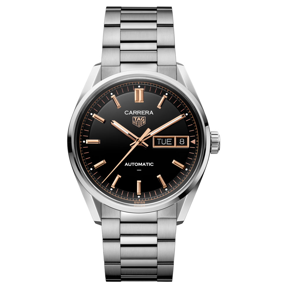 型番:WDA2111.BA0043<br />
ムーヴメント:自動巻き(TH31-02)<br />
ケース径:41mm<br />
防水:100m<br />
<br />
価格:638,000円(税込)<br />
<br />
最新作モデルのカレラ デイデイト。<br />
サテン仕上げのステンレス製ケースに、ブラック オパーリン ダイヤルを備え、コントラストが映える18K 5N ローズゴールドプレートがアクセントとなった1本です◎<br />
搭載ムーブメントは“TH31-02” 。約80時間のロングパワーリザーブ&高精度を実現するムーブメントです。ケースバックには、「タグ・ホイヤー カレラ」コレクションのサクセスストーリーを象徴する“ビクトリーリース”が刻印されています。<br />
<br />
新型のカレラから、ご自身で簡単にコマ調整が出来る様になっているのも魅力的な部分!<br />
H型3列ブレスレットは、手首にぴったりとフィットさせることが可能で、ダブルセーフティプッシュボタン付きフォールディングバックルがスマートで安心の仕上がりを叶えてくれます◎<br />
<br />
3時位置にはデイデイト表示を配し、日常使いに最適な実用性も叶えます⋆