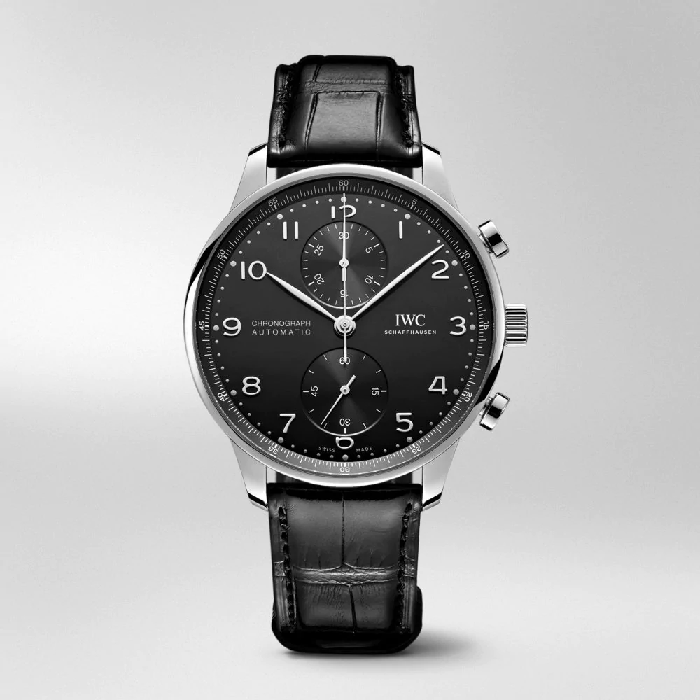 型番：IW371609<br />
ムーヴメント：IWC自社製キャリバー<br />
ケース径：41mm<br />
防水：3気圧防水<br />
<br />
価格：1,177,000円(税込)<br />
<br />
自社製ムーヴメント搭載の新型ポルトギーゼクロノグラフです。<br />
背面がシースルーになっていてムーヴメントの動きを堪能できます。<br />
<br />
お問い合わせは→http://kobayashi-tokeiten.com/inquiryform/ で大分店にチェックをしてお問い合わせください。