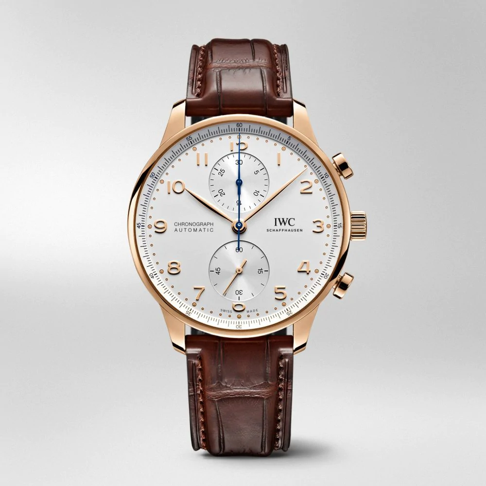 型番:IW371611<br />
ムーヴメント:IWC自社製キャリバー<br />
ケース径:41mm<br />
防水:3気圧防水<br />
<br />
価格:2,953,500円(税込)<br />
<br />
自社製ムーヴメント搭載の新型ポルトギーゼクロノグラフです。<br />
背面がシースルーになっていてムーヴメントの動きを堪能できます。<br />
<br />
お問い合わせは→http://kobayashi-tokeiten.com/inquiryform/ で大分店にチェックをしてお問い合わせください。