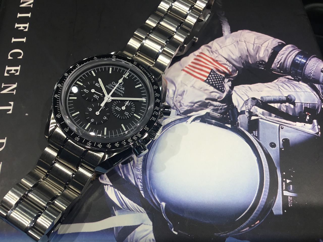 オメガ Omega Omega Moonwatc H Professional Chronograph 42m M The Watch Shop ダイバーシティ東京プラザ ブランド腕時計の正規販売店紹介サイトgressive グレッシブ