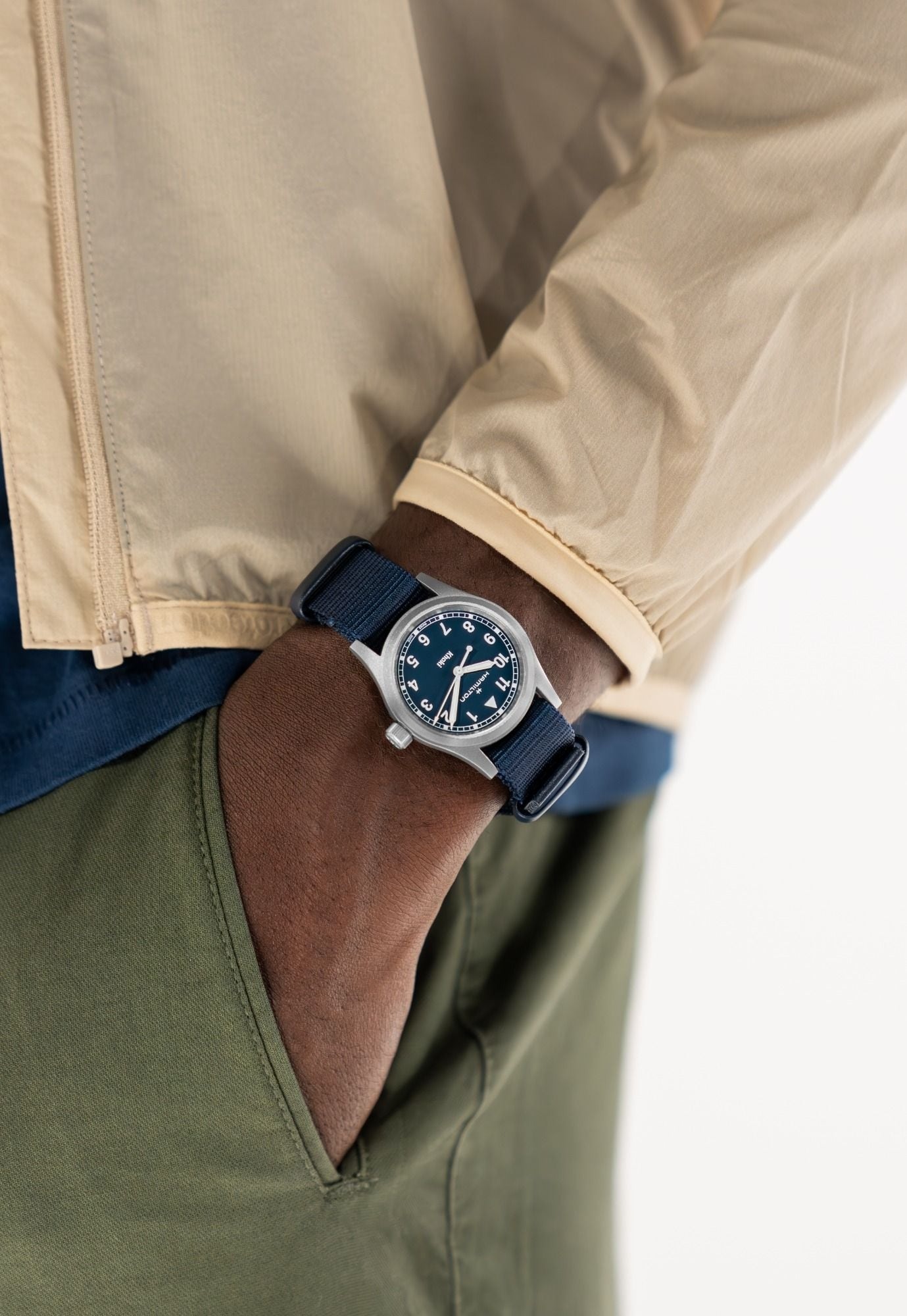 カーキ フィールド  クォーツ  33mm ブルー H69301940