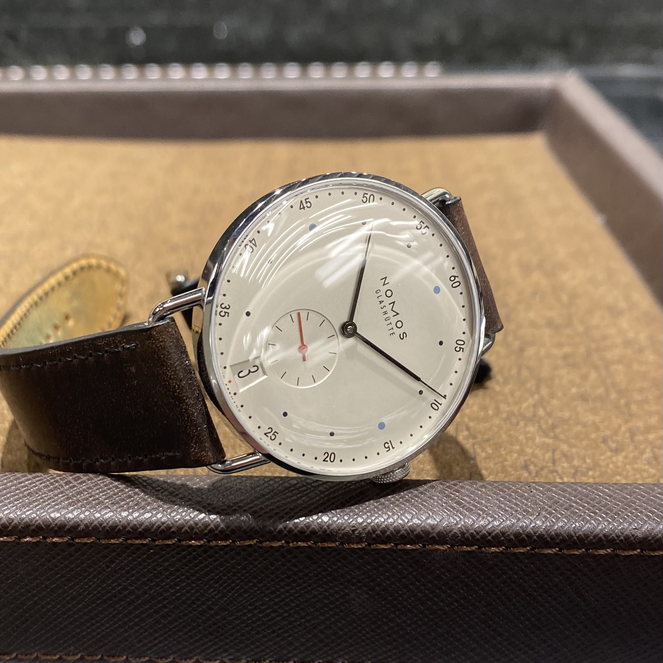 ノモス　可愛い　時計　腕時計　プレゼント　旅行　旅　時計好き　シンプル　手巻き　機械式　白　丸　マル　ドイツ　メトロ　地下鉄
