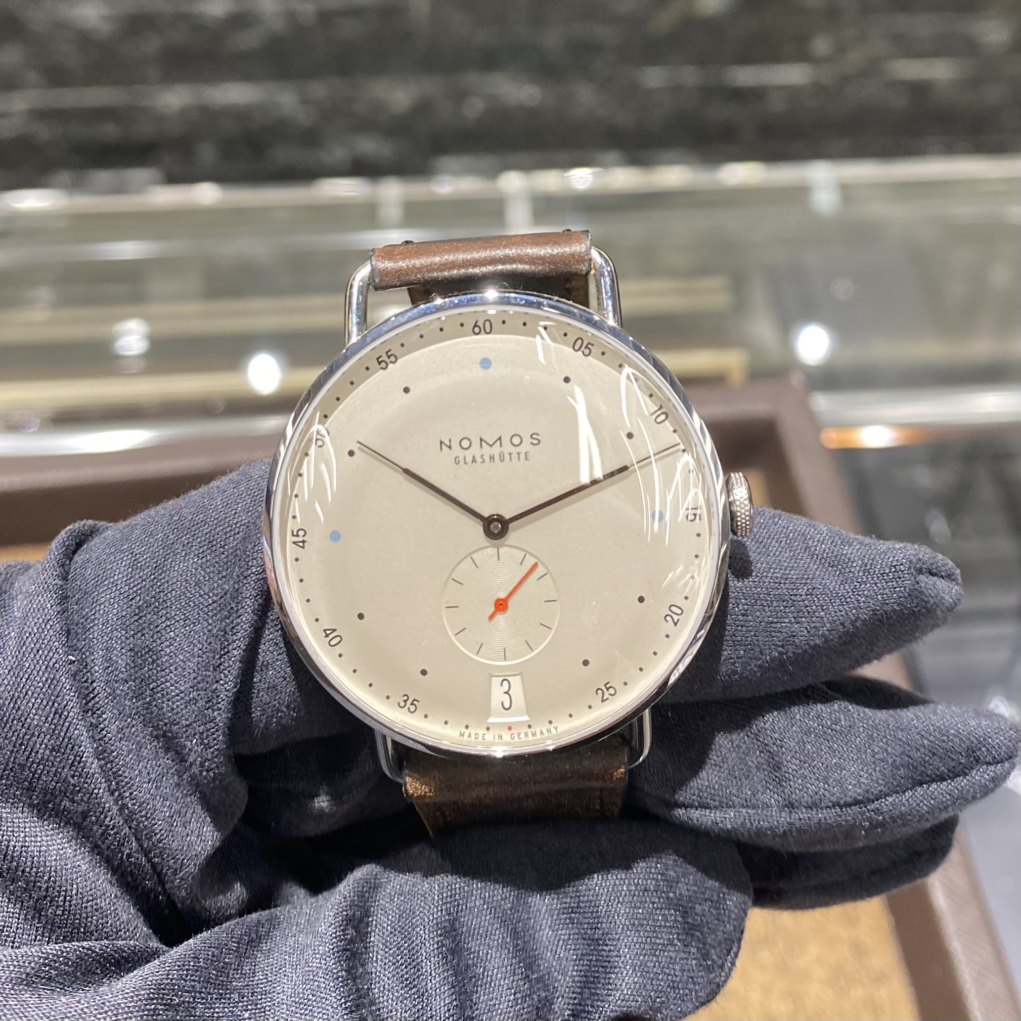 ノモス　可愛い　時計　腕時計　プレゼント　旅行　旅　時計好き　シンプル　手巻き　機械式　白　丸　マル　ドイツ　メトロ　地下鉄