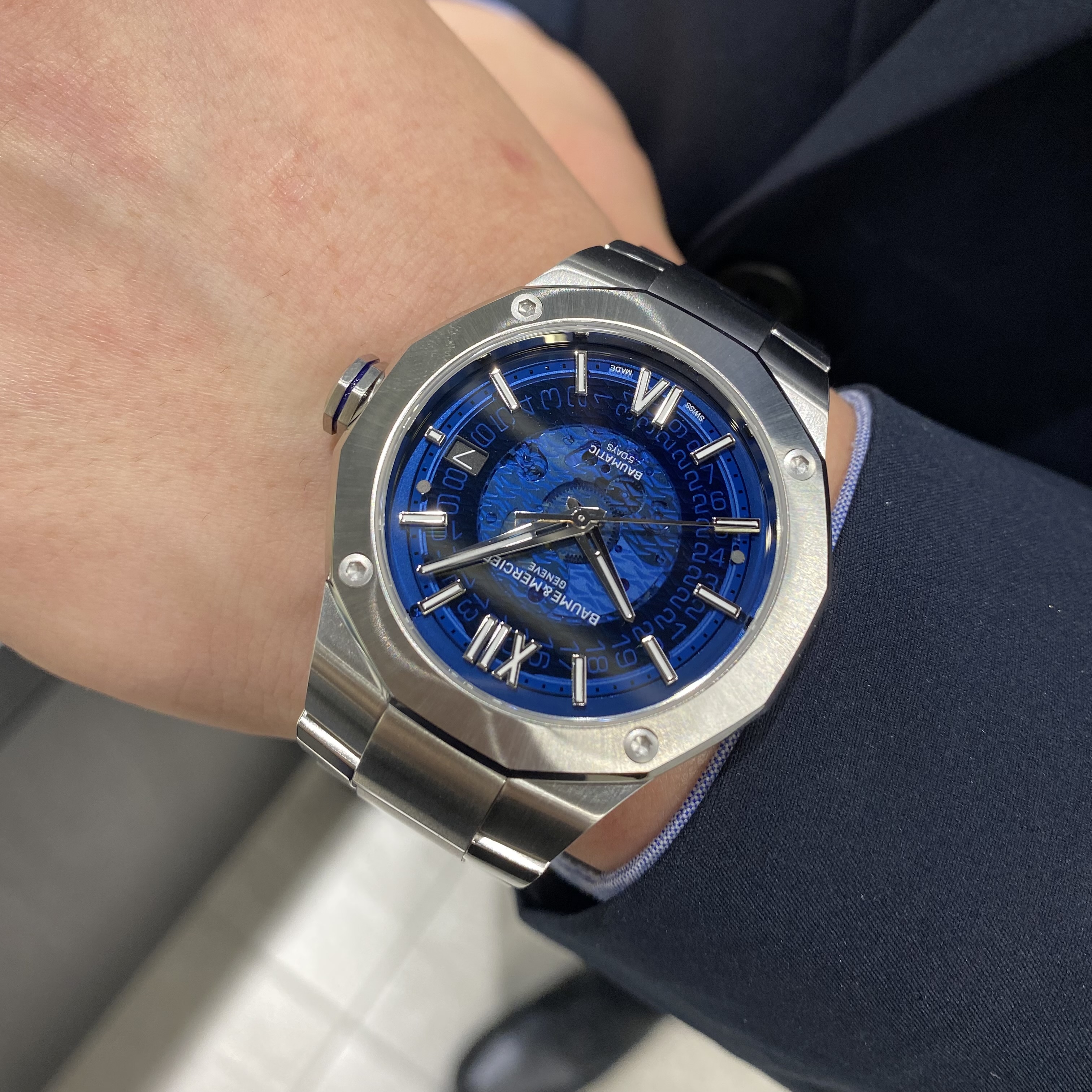 baume & mercier 自動巻き　お洒落　カッコいい　腕時計　高品質 ボームアンドメルシエ　リビエラ　ボーマティック　ブルー　メタルブレスレット　スイス製ウォッチ　スポーティ―　10気圧　