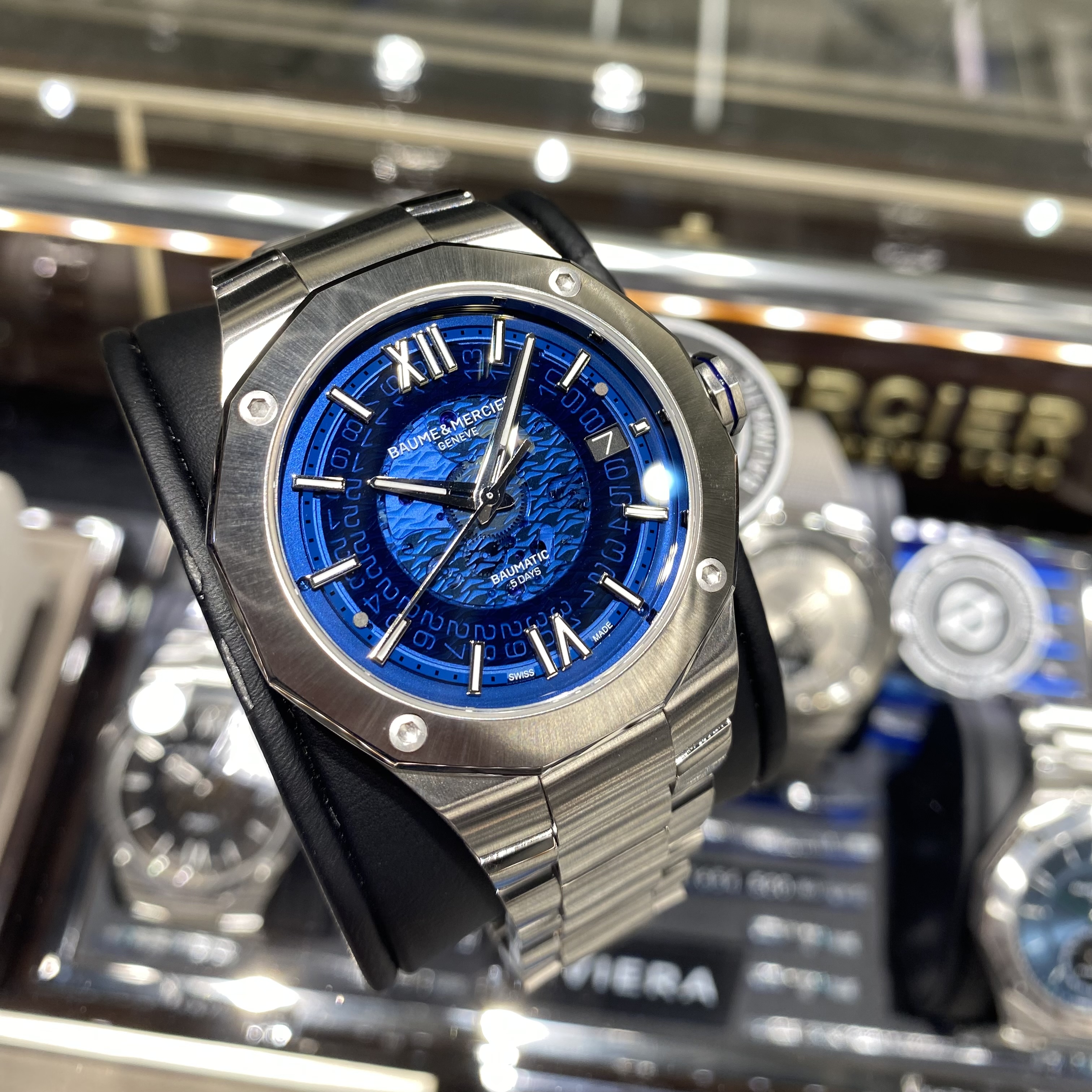 baume & mercier 自動巻き　お洒落　カッコいい　腕時計　高品質 ボームアンドメルシエ　リビエラ　ボーマティック　ブルー　メタルブレスレット　スイス製ウォッチ　スポーティ―　10気圧　