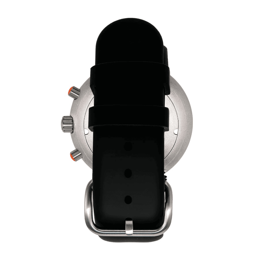 New Chronopod/IPC010PIXLB Ikepod（アイクポッド）復活のクロノグラフ「NEW CHRONOPOD」。2000年代に時計ブームを楽しんだ方に懐かしい、マーク・ニューソンが生み出した流線形UFO型ケースを継承しつつ、エマニュエル・ギョエのデザインダイヤルと日本製クロノグラフムーブメントを搭載。幻の「HEMIPOD」へのオマージュでありながら、ドーム型サファイア風防と快適なシリコンラバーストラップが現代的な装着感を実現。20年前の情熱を呼び覚ます、コレクター必見のリローンチモデル。