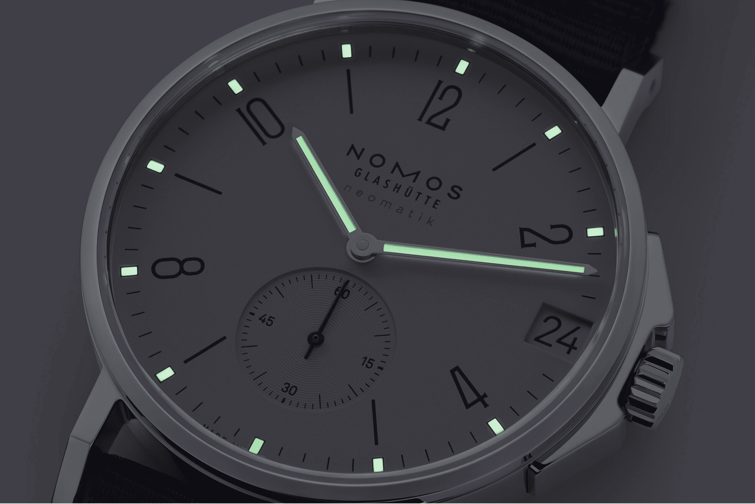 NOMOS Glashütte（ノモス グラスヒュッテ）Ahoi（アホイ）は、誕生日に贈るアクティブ派向けの機械式腕時計。海や川、旅先でも頼れる堅牢性とスポーティな美しさが、趣味を楽しむ相手へのプレゼントにぴったりです。