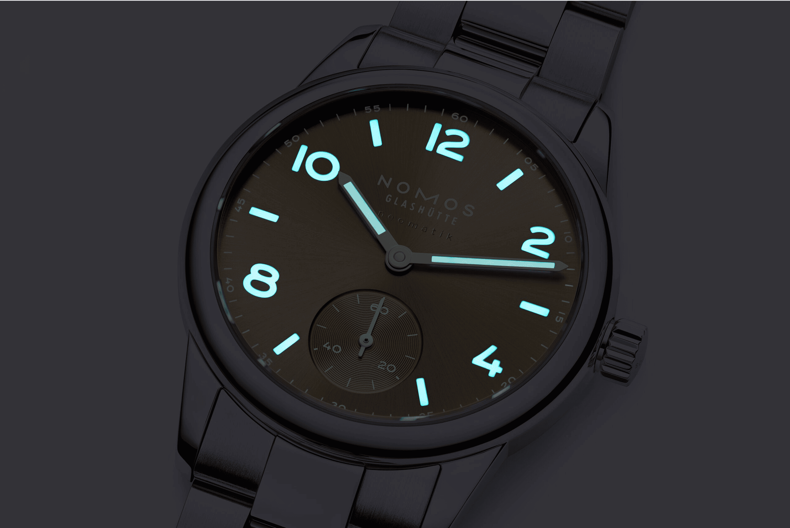 NOMOS Glashütte Club Sport Neomatik 34（755）。サンバースト仕上げのダークブラウン文字盤とロジウムメッキの針が洗練された印象を与えるツートンスタイルの高級機械式時計。自動巻キャリバーDUW3001、サファイヤガラス、スーパールミノバによる視認性、20気圧防水といった機能美が融合した、現代の女性のための実用的ラグジュアリーウォッチ。