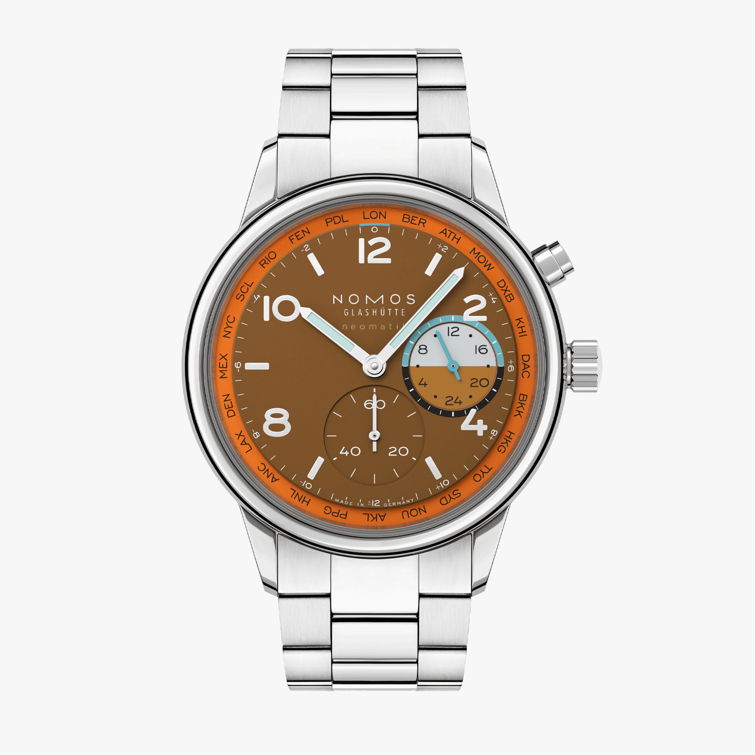 「NOMOS Glashütte（ノモス）のクラブ・スポーツ ネオマティック ワールドタイマー キャニオン（NM790.S3）は、世界限定175本の自動巻きワールドタイム腕時計｜キャニオンカラーと呼ばれる温かみあるテラコッタブラウンが特徴で、土や荒野を想起させる無骨でアースカラーなデザイン｜40mm径・9.9mm厚のステンレスケースに、自社製ムーブメントDUW 3202を搭載し、24のタイムゾーン表示とセカンドタイムゾーンの24時間表示を備えるスポーティーかつ機能的なモデル｜風防にはドーム型サファイアクリスタル、裏蓋はシースルーバック仕様で、100m防水、SSブレスレット（デプロワイヤントクラスプ）付き｜世界で一番薄いワールドタイム機構搭載の自動巻き腕時計として、旅行好きやグローバルに活躍する人に向けた限定モデル」