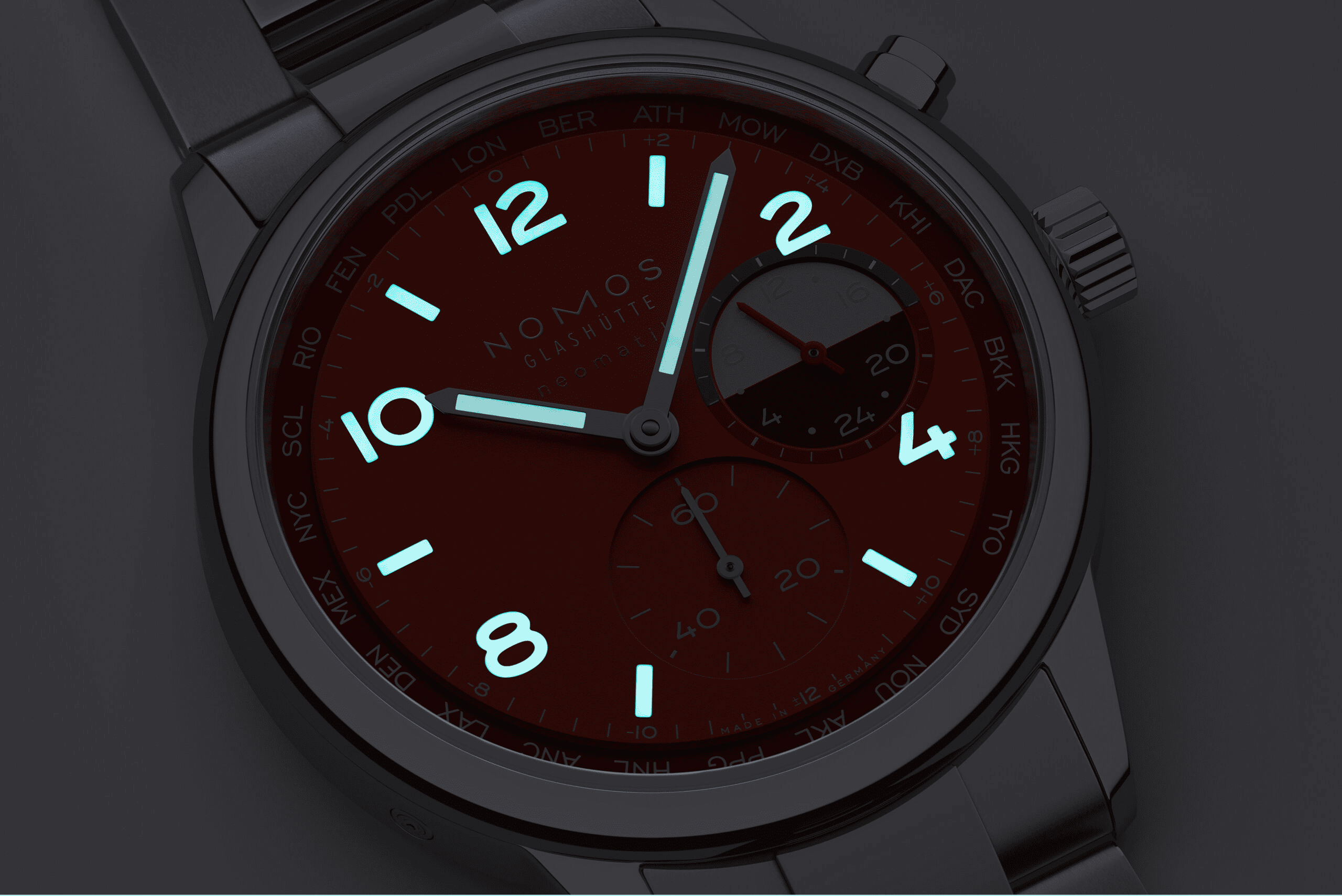 NOMOS GLASHÜTTE  クラブ・スポーツ ネオマティック ワールドタイマー「マグマ」　NM790.S5溶岩は奔流するエネルギーそのものです。この腕時計の燃えるような赤は、地面の下で輝く摂氏1000度のマグマを表現しています。ダイアルのこの情熱的な色に、冷却するかのようなライトブルーが、噴火の上の晴れた空のようなコントラストを生み出しています。自動巻きキャリバーを搭載するこのワールドタイム機能付き腕時計においては、スポーティーさと機能性が均衡しており、一目で24のタイムゾーンを見ることができ、セカンドタイムゾーンの24時間表示も備わっています。マグマは175本限定であり、世界との特別な自分だけの繋がりをもたらします。