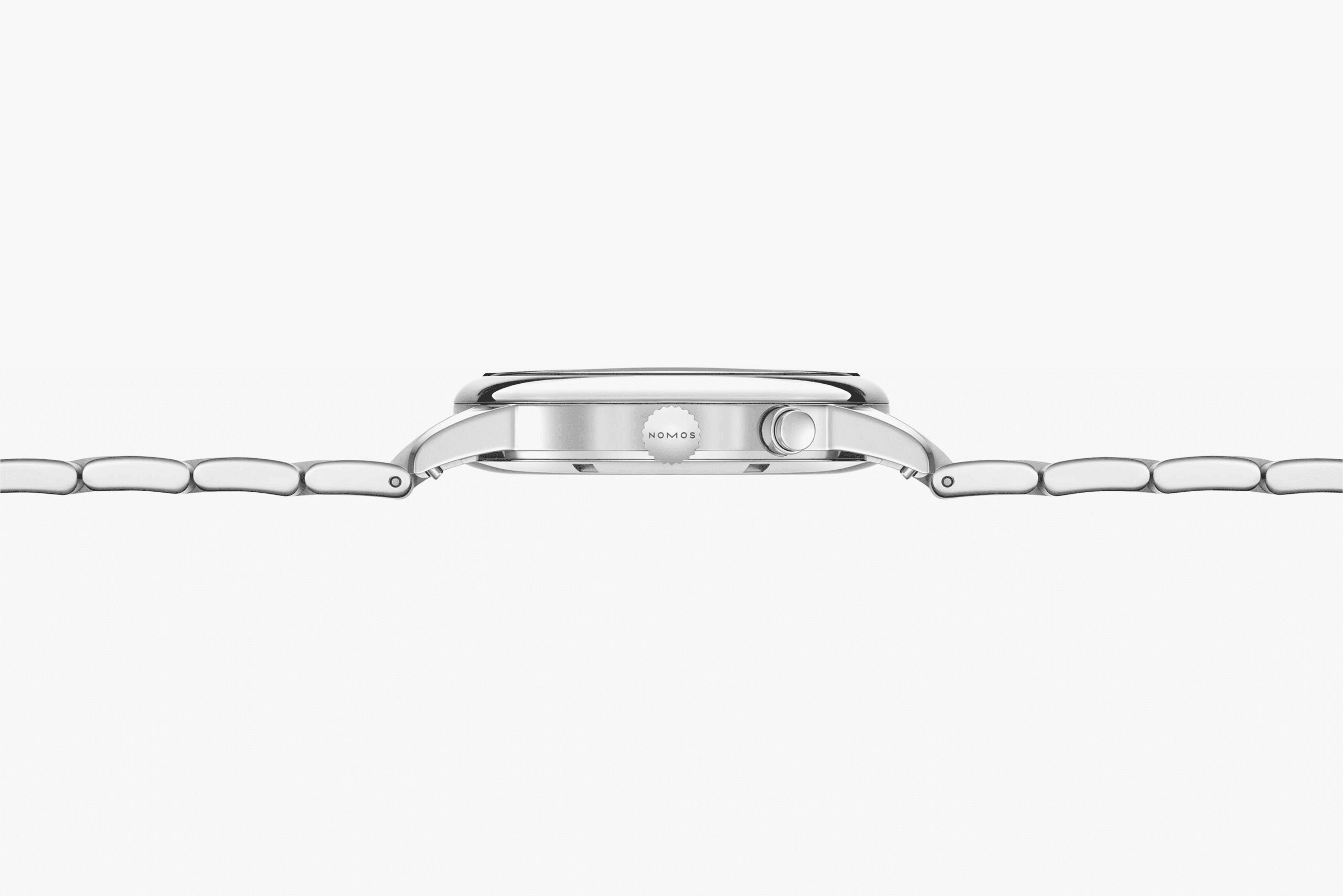 「NOMOS Glashütte（ノモス）のクラブ・スポーツ ネオマティック ワールドタイマー キャニオン（NM790.S3）は、世界限定175本の自動巻きワールドタイム腕時計｜キャニオンカラーと呼ばれる温かみあるテラコッタブラウンが特徴で、土や荒野を想起させる無骨でアースカラーなデザイン｜40mm径・9.9mm厚のステンレスケースに、自社製ムーブメントDUW 3202を搭載し、24のタイムゾーン表示とセカンドタイムゾーンの24時間表示を備えるスポーティーかつ機能的なモデル｜風防にはドーム型サファイアクリスタル、裏蓋はシースルーバック仕様で、100m防水、SSブレスレット（デプロワイヤントクラスプ）付き｜世界で一番薄いワールドタイム機構搭載の自動巻き腕時計として、旅行好きやグローバルに活躍する人に向けた限定モデル」