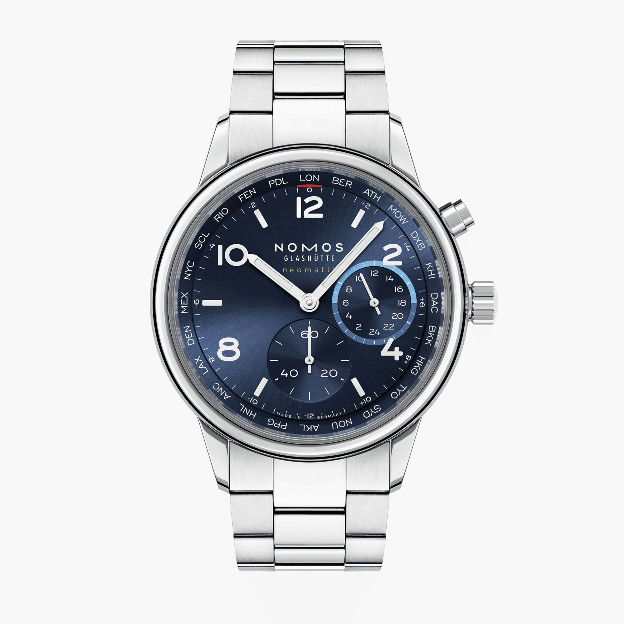NOMOS Club Sport neomatik ワールドタイマー ブルー NM790は、深みあるブルーダイヤルと薄型ワールドタイム機構が魅力の自動巻き腕時計。旅先でも自宅でも活躍する上質な一本。