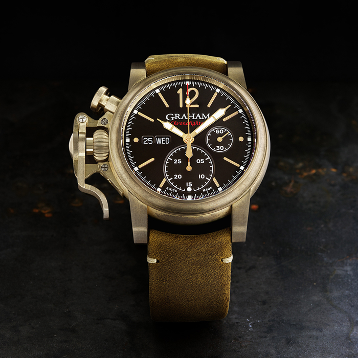 CHRONOFIGHTER VINTAGE BRONZE & BLACK 2CVAK.B26AGRAHAM（グラハム）は、1995年にスイスで誕生したクロノグラフを中核とする機械式腕時計ブランド。偉大な時計師ジョージ・グラハムの名を冠し、他にはない大胆なデザインと力強い存在感を持つタイムピースを生み出してきました。象徴的な大型ケースやトリガー型クロノグラフプッシャーに代表される、ひと目でグラハムと分かる造形は、流行や無難さとは一線を画す“NOT EVERYBODY’S WATCH”という哲学を体現しています。堅牢なケース構造と本格的な機械式クロノグラフムーブメントを搭載し、視認性・操作性にも優れた実用的な腕時計でありながら、個性と主張を強く放つ一本。人と被らない時計を求める時計愛好家や、強いキャラクターを持つ腕時計を探している方にこそふさわしいブランドです。