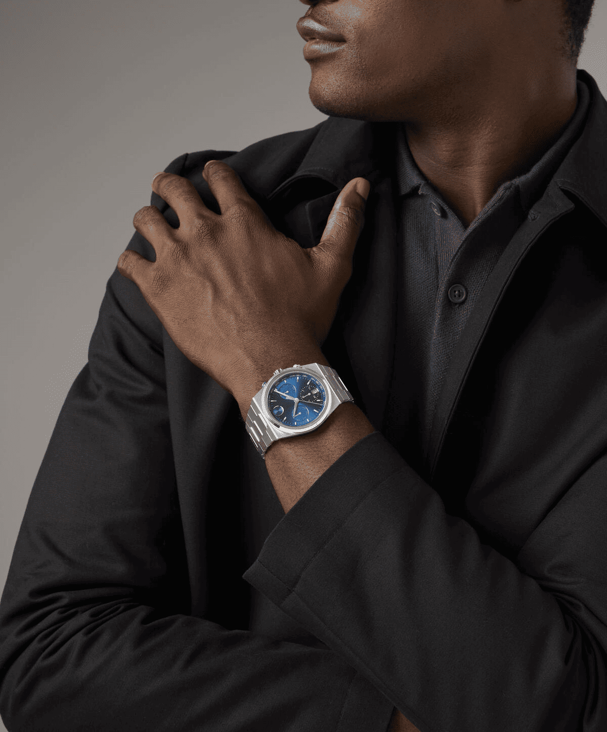 「モバード BOLD QUEST B3601199.8107S」は、スイスの名門時計ブランドMOVADO（モバード）による2025年春の新作で、アイコニックなシングルドットデザインを現代的に再解釈したモデルです。ステンレススチール製の42mmケースと一体型ブレスレットが特徴で、サテンとポリッシュの仕上げが施されたリンクにより、スポーティでありながら上品な印象を与えます。ダイアルには、12時位置にブランドの象徴であるシングルドットが配置され、サンレイ仕上げの文字盤とゴドロン装飾が施されたポリッシュリングが、控えめながらも大胆な存在感を放ちます。ムーブメントにはスイス製クォーツを採用し、5気圧防水性能を備え、日常生活での使用にも適しています。また、風防にはミネラルガラスを使用し、耐久性と視認性を確保しています。このモデルは、モバードの歴史的なコレクションにインスパイアされつつ、現代的なデザインと技術を融合させた「BOLD QUEST」コレクションの一部であり、洗練されたデザインと高い実用性を兼ね備えたタイムピースとして、時計愛好家やファッションに敏感なユーザーに最適です。公式販売店や正規取扱店での購入が可能で、専