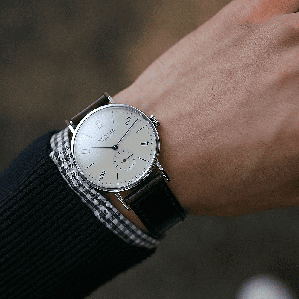 2025年日本限定モデル NOMOS Tangente Japan Blau – 日本の伝統美とドイツの職人技が融合した特別な手巻き腕時計。 浮世絵の淡い雲を思わせる乳白色文字盤に、青波をイメージしたブルーインデックス、伝統的な青焼き針を採用。 ノモスブティック限定15本、正規販売店限定35本計50本のみ生産される希少モデル。2025年日本限定モデル NOMOS Tangente Japan Blau – 日本の伝統美とドイツの職人技が融合した特別な手巻き腕時計。 浮世絵の淡い雲を思わせる乳白色文字盤に、青波をイメージしたブルーインデックス、伝統的な青焼き針を採用。 ノモスブティック限定15本、正規販売店限定35本計50本のみ生産される希少モデル。