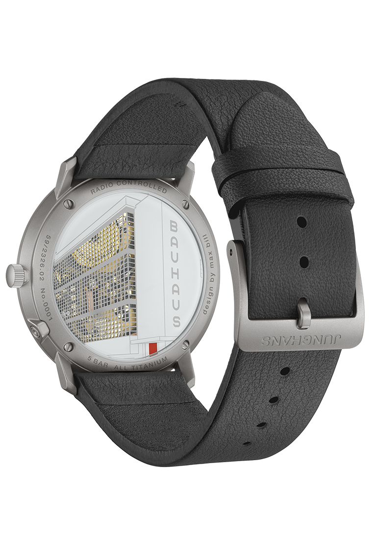 ユンハンス Max Bill MEGA Solar 59/2326.02は、電波受信によって常に正確な時刻を維持するJ101.85ムーブメントを搭載した高精度なメンズ腕時計。日本・アメリカ・ヨーロッパ・中国の標準電波に対応し、世界中での使用が可能な多周波ソーラームーブメントを内蔵。太陽光・室内光で駆動するエコ設計に加え、手動時刻合わせも可能なスマートモードも備え、日常生活のあらゆるシーンでストレスフリーに使用できる。3時位置の日付表示と、暗所でも視認性を高めるルミナス加工を施した針とインデックスにより、シンプルながら高い実用性を誇る。直径38mmのチタンケースは軽量かつアレルギーフリーで、長時間の装着でも快適性を維持。ケースバックにはバウハウスのロゴがさりげなく配置され、デザインと機能の調和を象徴する特別仕様となっている。現代的テクノロジーとバウハウスの理念が融合した傑作ソーラー電波時計。