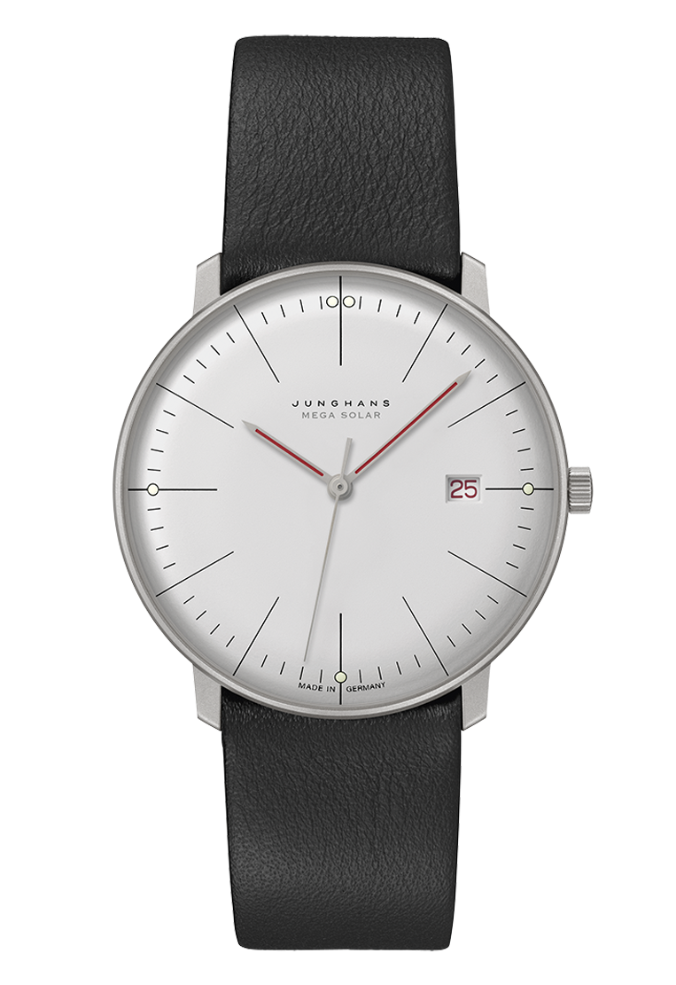 JUNGHANS Max Bill MEGA Solar 59/2326.02は、ドイツ製腕時計の名門ユンハンスが誇る、バウハウスデザイン精神を現代に継承するソーラー電波腕時計。直径38mmの軽量チタニウムケースに、曲線美を描く両面無反射コーティングのサファイアガラス風防を組み合わせ、視認性と美しさを両立。裏蓋には半透明のバウハウスロゴを配したミネラルクリスタルを採用。J101.85多周波ソーラームーブメントは、日本・ヨーロッパ・アメリカなど複数地域の標準電波に対応し、高精度かつエコフレンドリーな性能を実現。ミニマルなダイヤルに日付表示とルミナス塗装インデックス＆針を搭載し、夜間の判読性も確保。上質なブラックカーフストラップが、現代建築と機能美を融合させた洗練されたデザインを完成させている、まさに“機能する芸術品”。