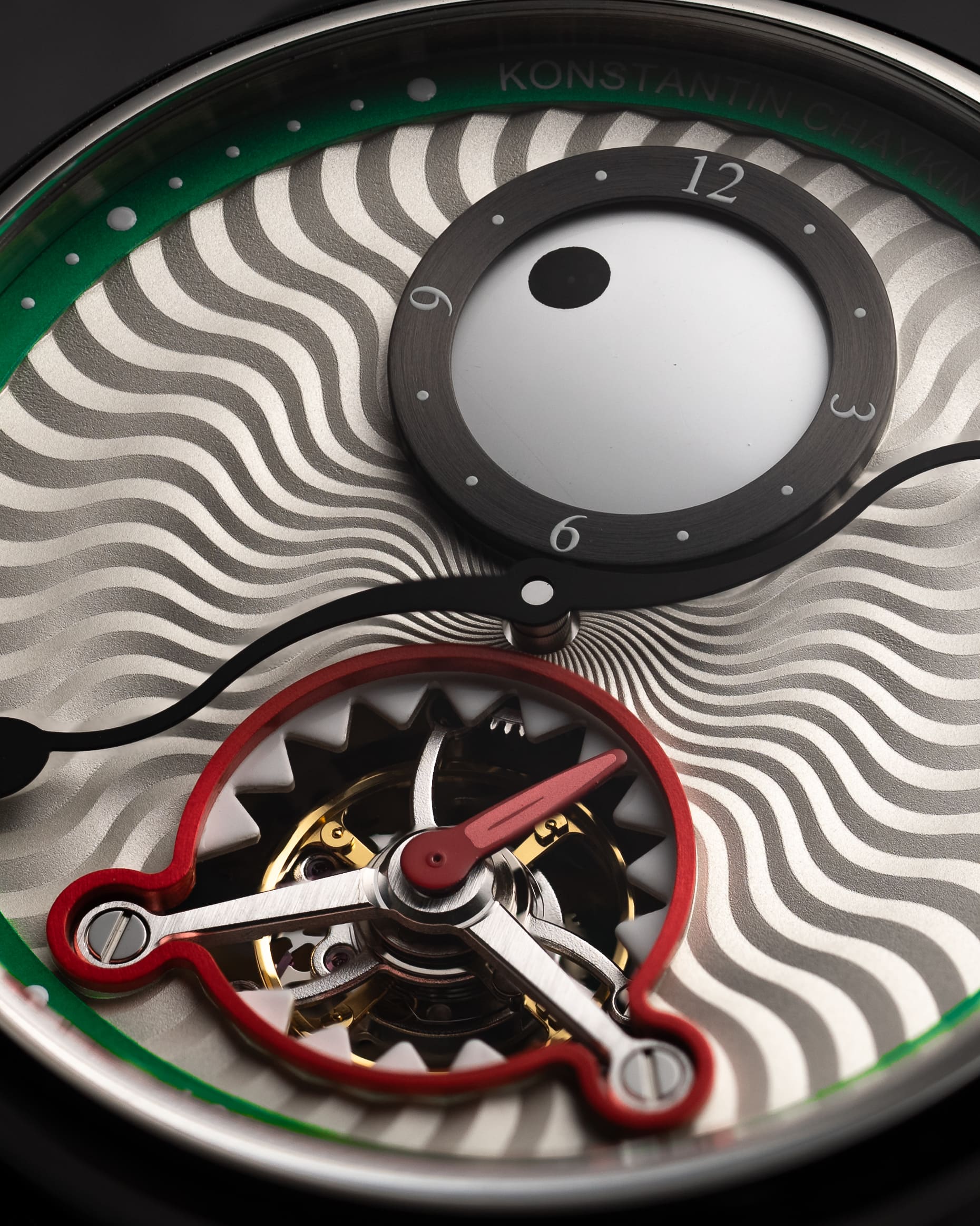 「Noirmont」X Regulator/ ノワールモン X レギュレーター X トゥールビヨン Louis Erard × Konstantin Chaykin ルイ・エラール×コンスタンチン・チャイキン LE89241AA90BGA088Louis Erard（ルイ・エラール）は、1929年にスイス・ジュラ山脈で創業した独立系時計ブランド。スイス伝統の時計製造を継承しながら、象徴的な“レギュレーター表示”や、コラボレーションによる革新的デザインを多数送り出すクリエイティブな高級機械式腕時計ブランドです。丁寧な仕上げとクラフツマンシップを重視しつつ、実直な価格設定で本格的な機械式時計の魅力を広く届ける姿勢が世界の時計愛好家から支持されています。個性と伝統を併せ持つタイムピースを探す方に最適で、コレクションの１本目にも、次のステップにも選ばれるブランド。東京でルイ・エラールを探すなら、阪急メンズ東京 FORTUNE TIMEへ。正規販売店として定番モデルから最新コラボレーションモデルまで幅広いラインナップをご覧いただけます。