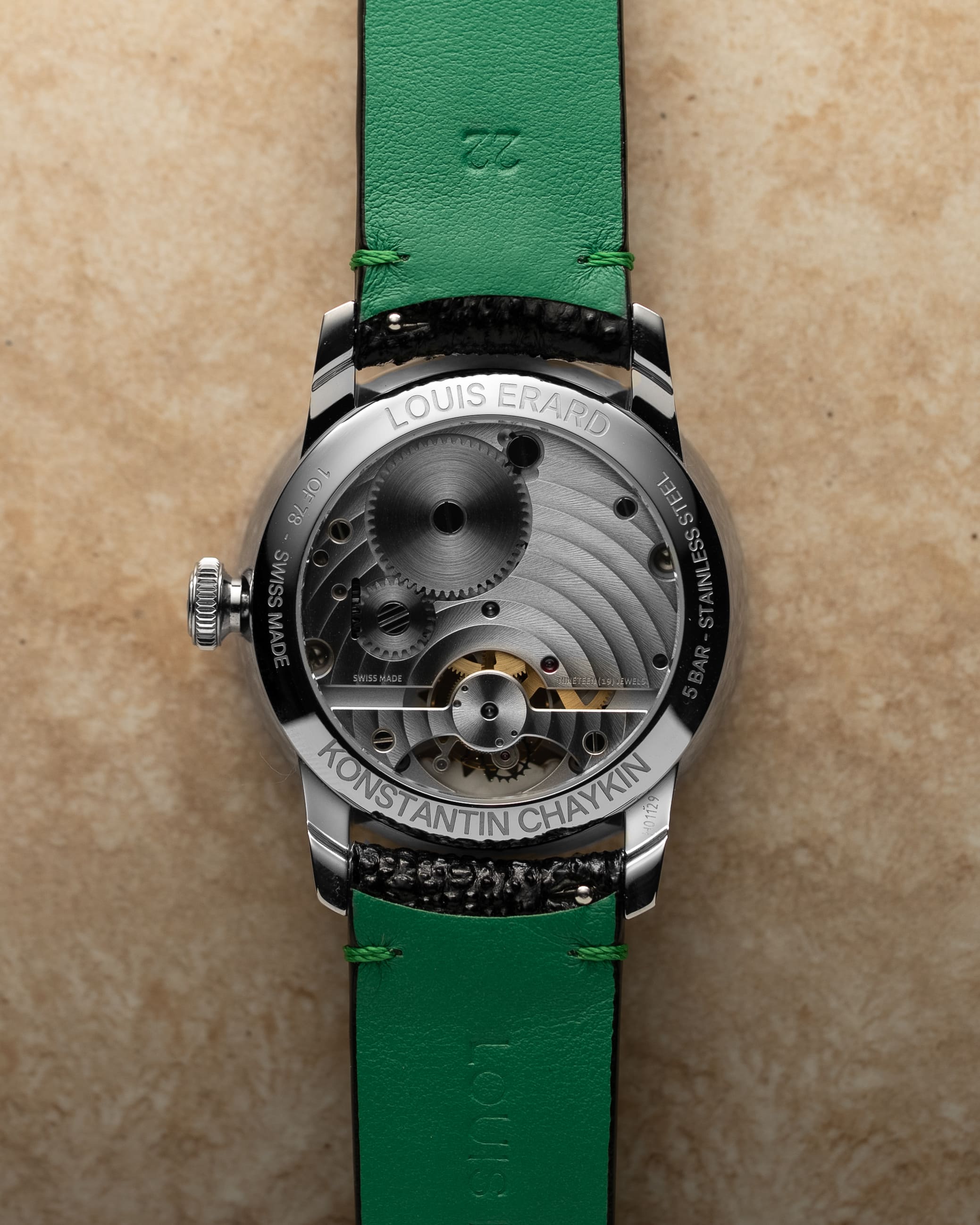 「Noirmont」X Regulator/ ノワールモン X レギュレーター X トゥールビヨン Louis Erard × Konstantin Chaykin ルイ・エラール×コンスタンチン・チャイキン LE89241AA90BGA088Louis Erard（ルイ・エラール）は、1929年にスイス・ジュラ山脈で創業した独立系時計ブランド。スイス伝統の時計製造を継承しながら、象徴的な“レギュレーター表示”や、コラボレーションによる革新的デザインを多数送り出すクリエイティブな高級機械式腕時計ブランドです。丁寧な仕上げとクラフツマンシップを重視しつつ、実直な価格設定で本格的な機械式時計の魅力を広く届ける姿勢が世界の時計愛好家から支持されています。個性と伝統を併せ持つタイムピースを探す方に最適で、コレクションの１本目にも、次のステップにも選ばれるブランド。東京でルイ・エラールを探すなら、阪急メンズ東京 FORTUNE TIMEへ。正規販売店として定番モデルから最新コラボレーションモデルまで幅広いラインナップをご覧いただけます。