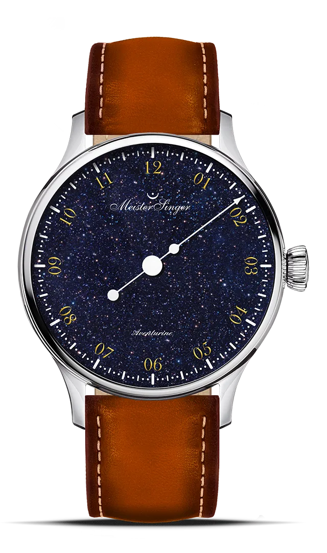 MeisterSinger（マイスタージンガー） Pangaea Aventurine パンゲア アベンチュリン。ゴールドインデックスとクラシカルなフォントが輝くブルーアベンチュリンダイヤル。シングルハンドのデザインが素材本来の煌めきを最大限に引き立て、裏面からはスイス製ムーブメントSellita SW200の精緻な動きを鑑賞可能。美しさと機能性を兼ね備えた一本針の機械式腕時計。