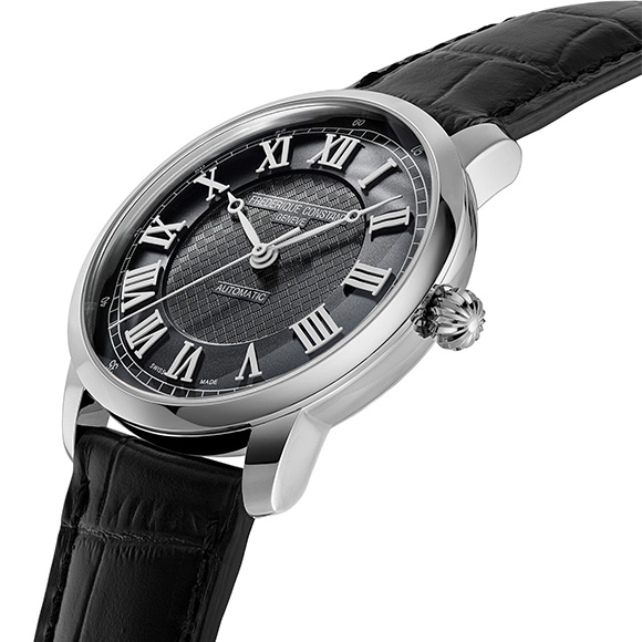初めて高級腕時計を購入したい男性にぴったりのFREDERIQUE CONSTANT クラシック プレミア FC-301DGR3B6は、クラシカルエレガントな意匠が魅力の自動巻時計。シルバーグレーの文字盤には、繊細なギョーシェ装飾とローマンインデックス、ブレゲ針が調和し、38.5mmという程よいサイズ感とドーム風防で上品な立体感を演出。ムーブメントはスイス名門ラ・ジュー・ペレ製で68時間の長時間駆動を実現。限定500本の希少性も高く、最初の1本として“本物”を手にしたい方に最適。ビジネス・フォーマル・ギフト需要にも応える完成度の高い1本。