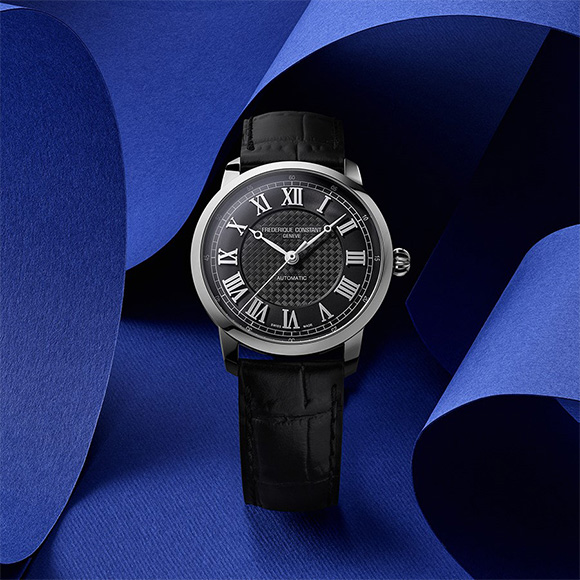 FREDERIQUE CONSTANT（フレデリック コンスタント）クラシック プレミア FC-301DGR3B6は、手頃な価格で本格スペックを備えた機械式時計の入門機としておすすめ。スイスの高級ムーブメントメーカー「ラ・ジュー・ペレ」製の自動巻を搭載し、パワーリザーブは最大68時間。クラシックなデザインには、曲面に沿うローマンインデックスやギョーシェ模様、ブレゲ針などが用いられ、クラフツマンシップを感じる仕上がり。ステンレススチールケース＆レザーベルト仕様で、5気圧防水と日常使用にも強い。価格は税込275,000円と、初めての高級機械式時計としてコストパフォーマンスに優れたモデル。