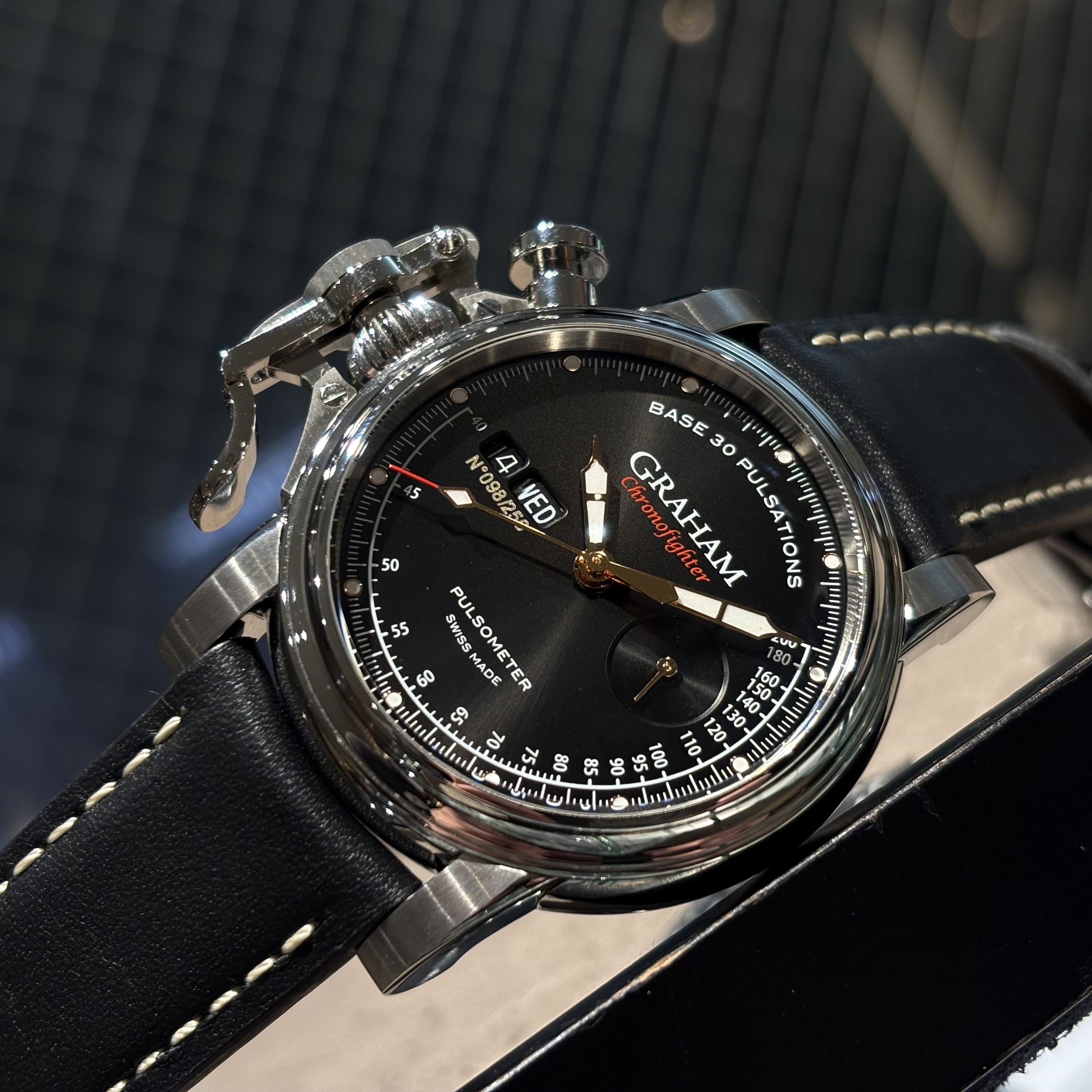 CHRONOFIGHTER VINTAGE PULSOMETER　2CVCS.B20AGRAHAM（グラハム）は、1995年にスイスで誕生したクロノグラフを中核とする機械式腕時計ブランド。偉大な時計師ジョージ・グラハムの名を冠し、他にはない大胆なデザインと力強い存在感を持つタイムピースを生み出してきました。象徴的な大型ケースやトリガー型クロノグラフプッシャーに代表される、ひと目でグラハムと分かる造形は、流行や無難さとは一線を画す“NOT EVERYBODY’S WATCH”という哲学を体現しています。堅牢なケース構造と本格的な機械式クロノグラフムーブメントを搭載し、視認性・操作性にも優れた実用的な腕時計でありながら、個性と主張を強く放つ一本。人と被らない時計を求める時計愛好家や、強いキャラクターを持つ腕時計を探している方にこそふさわしいブランドです。