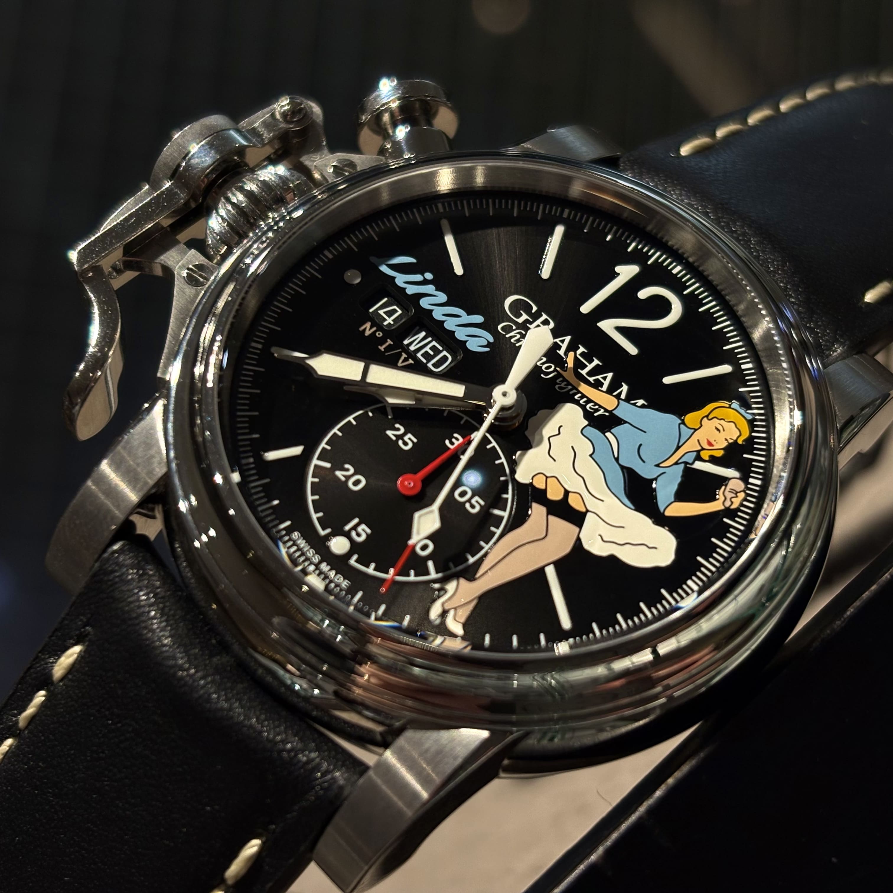 CHRONOFIGHTER VINTAGE NOSE ART LTD LINDA　2CVAS.B27A　GRAHAM（グラハム）は、1995年にスイスで誕生したクロノグラフを中核とする機械式腕時計ブランド。偉大な時計師ジョージ・グラハムの名を冠し、他にはない大胆なデザインと力強い存在感を持つタイムピースを生み出してきました。象徴的な大型ケースやトリガー型クロノグラフプッシャーに代表される、ひと目でグラハムと分かる造形は、流行や無難さとは一線を画す“NOT EVERYBODY’S WATCH”という哲学を体現しています。堅牢なケース構造と本格的な機械式クロノグラフムーブメントを搭載し、視認性・操作性にも優れた実用的な腕時計でありながら、個性と主張を強く放つ一本。人と被らない時計を求める時計愛好家や、強いキャラクターを持つ腕時計を探している方にこそふさわしいブランドです。