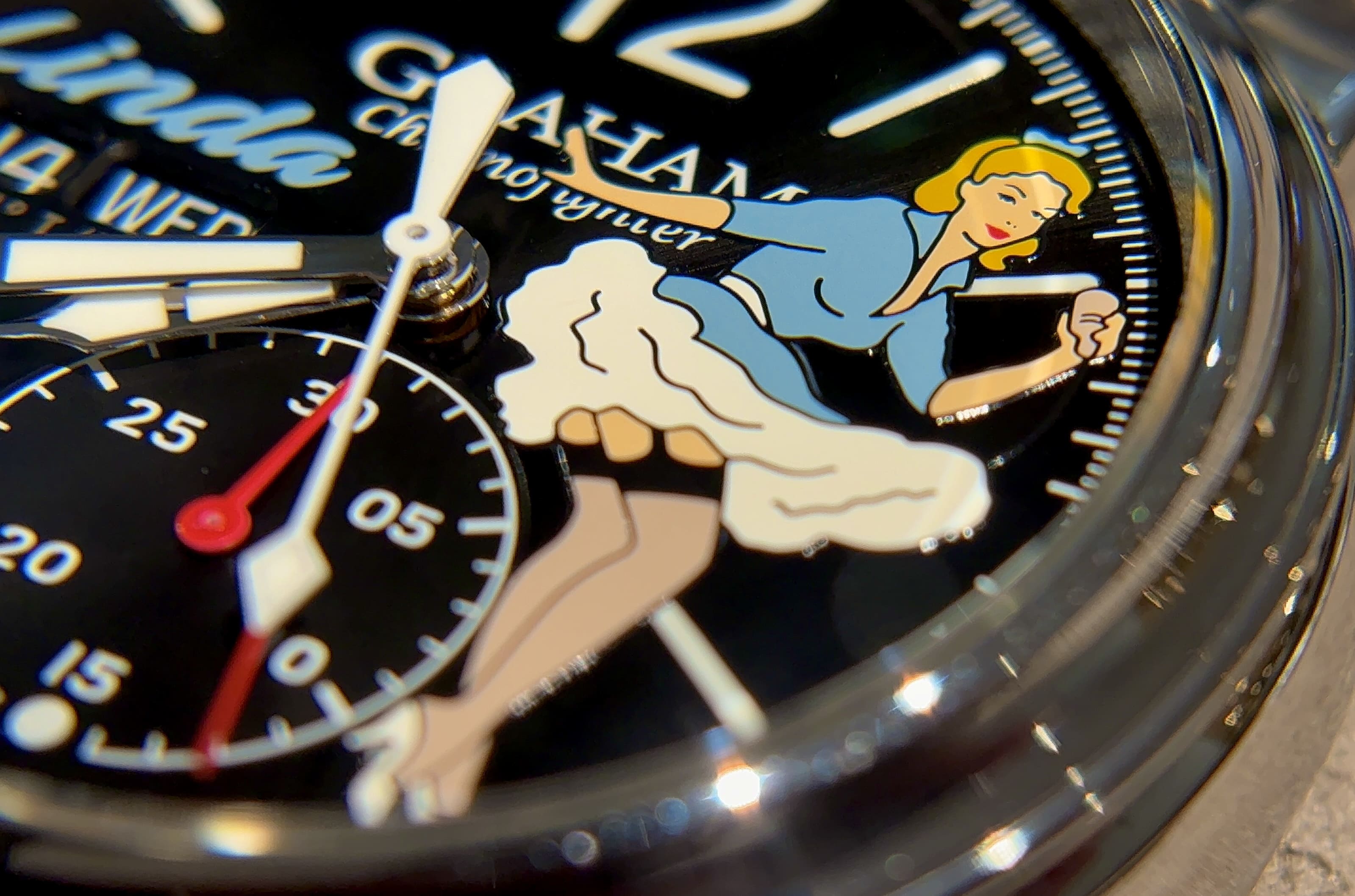 CHRONOFIGHTER VINTAGE NOSE ART LTD LINDA　2CVAS.B27A　GRAHAM（グラハム）は、1995年にスイスで誕生したクロノグラフを中核とする機械式腕時計ブランド。偉大な時計師ジョージ・グラハムの名を冠し、他にはない大胆なデザインと力強い存在感を持つタイムピースを生み出してきました。象徴的な大型ケースやトリガー型クロノグラフプッシャーに代表される、ひと目でグラハムと分かる造形は、流行や無難さとは一線を画す“NOT EVERYBODY’S WATCH”という哲学を体現しています。堅牢なケース構造と本格的な機械式クロノグラフムーブメントを搭載し、視認性・操作性にも優れた実用的な腕時計でありながら、個性と主張を強く放つ一本。人と被らない時計を求める時計愛好家や、強いキャラクターを持つ腕時計を探している方にこそふさわしいブランドです。