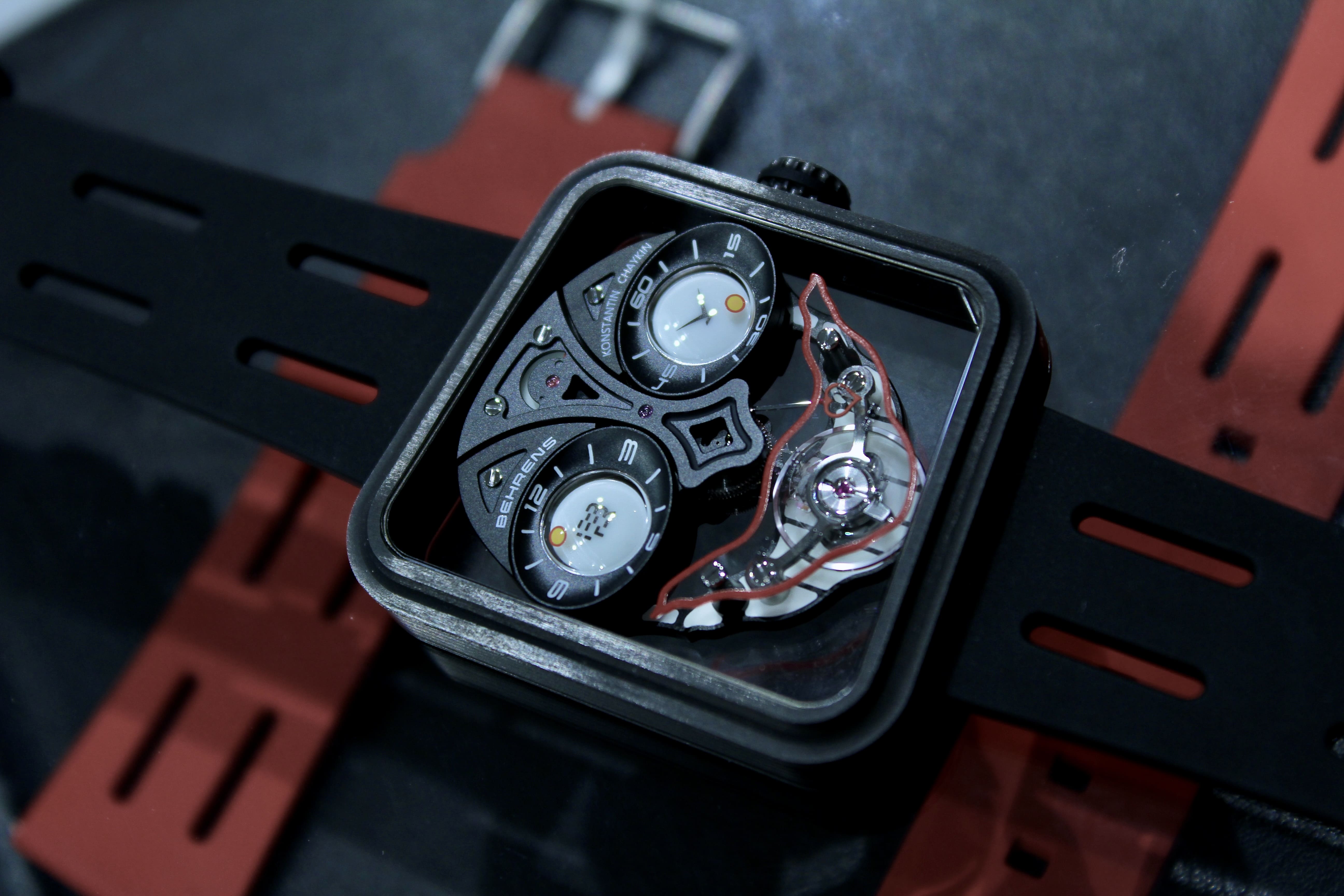 ベーレンス BEHRENS × Konstantin Chaykin Ace of Heart トランプのハートのエースをモチーフにしたユニークなダイヤルデザインの機械式腕時計 カーボンケースを採用したコラボレーションモデル BHR033SCFBK