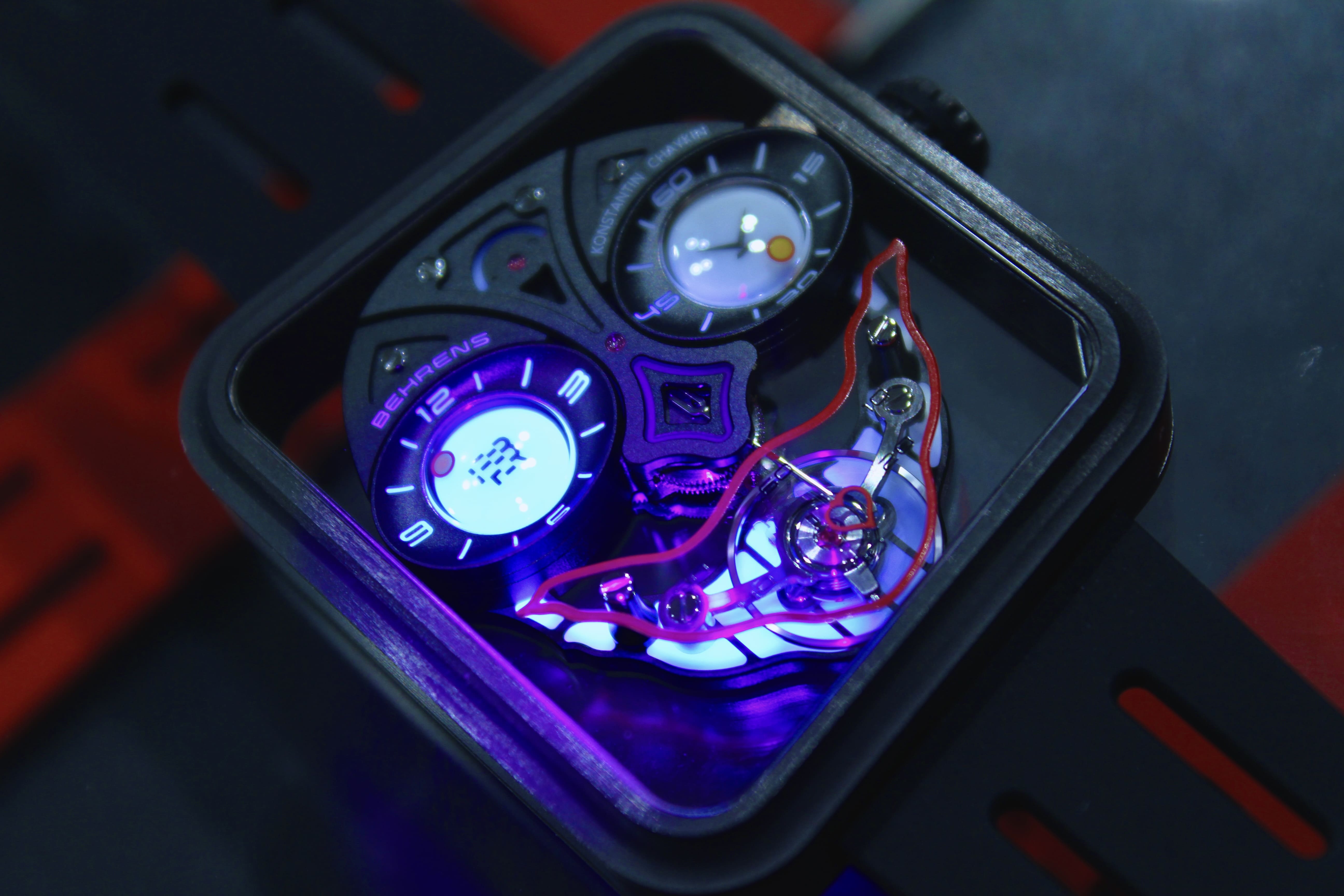 ベーレンス BEHRENS × Konstantin Chaykin Ace of Heart トランプのハートのエースをモチーフにしたユニークなダイヤルデザインの機械式腕時計 カーボンケースを採用したコラボレーションモデル BHR033SCFBK