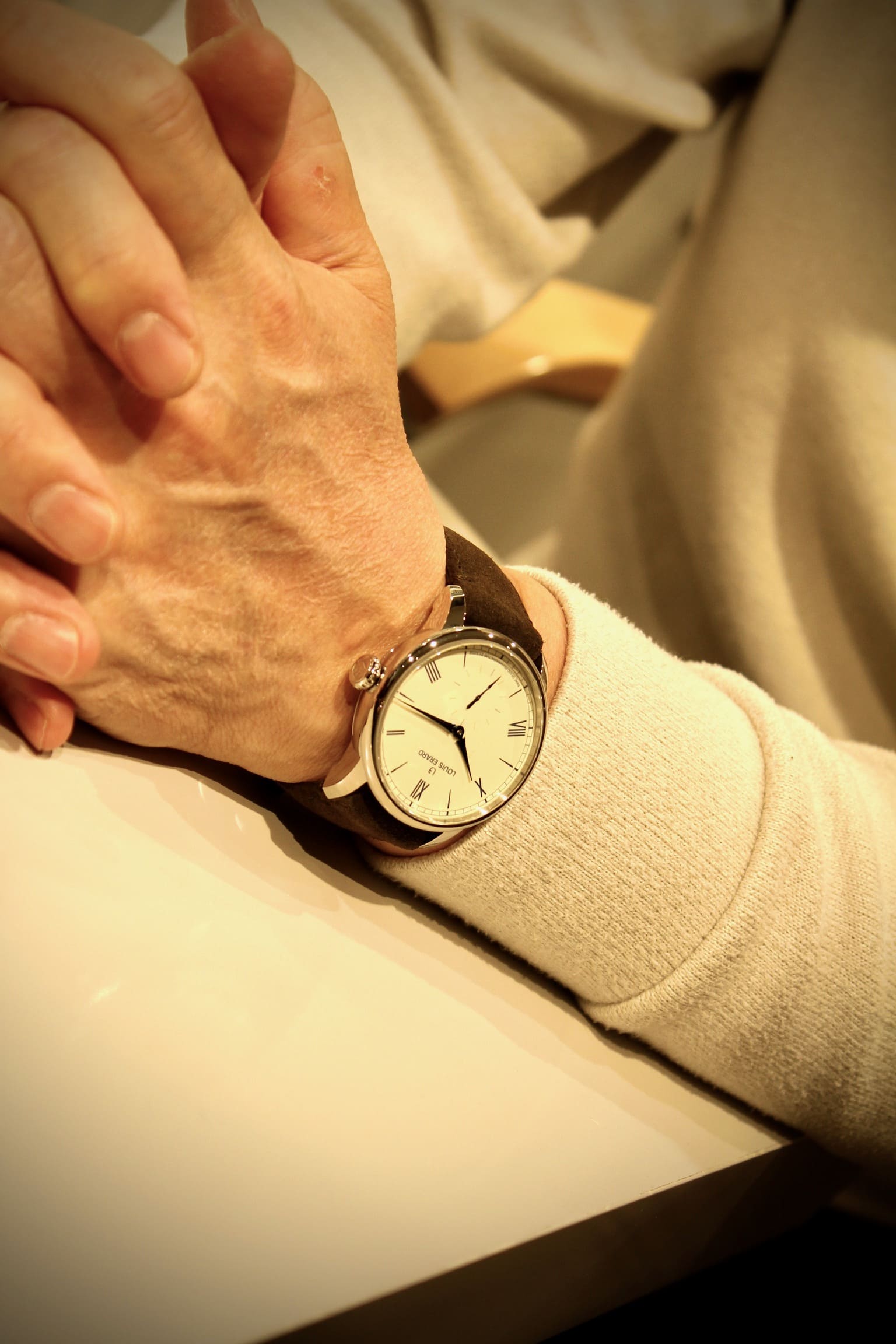 工芸的価値の高いエナメルダイヤルの詳細画像。800度以上で焼き上げられた文字盤には、優雅な「もみの木」を模したブルースチール製の針があり、Louis Erardの高品質な時計作りを象徴しています