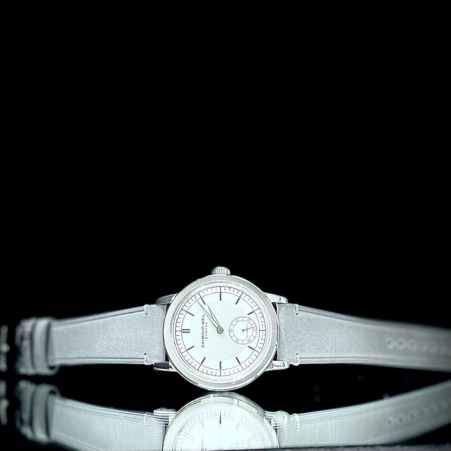 Raymond Weil Millésime Ref. 2930-STC-65001は、メンズ向け自動巻き腕時計で、1930年代のセクターダイヤルやスモールセコンドを復刻しつつ、39.5mmの現代的サイズとボックス型サファイア風防を融合。ジュネーブ・ウォッチメイキング・グランプリ（GPHG）2023受賞モデルとして、レザーストラップや透明ケースバックも含めたディテールの完成度が高く、クラシックと革新を併せ持つ逸品。