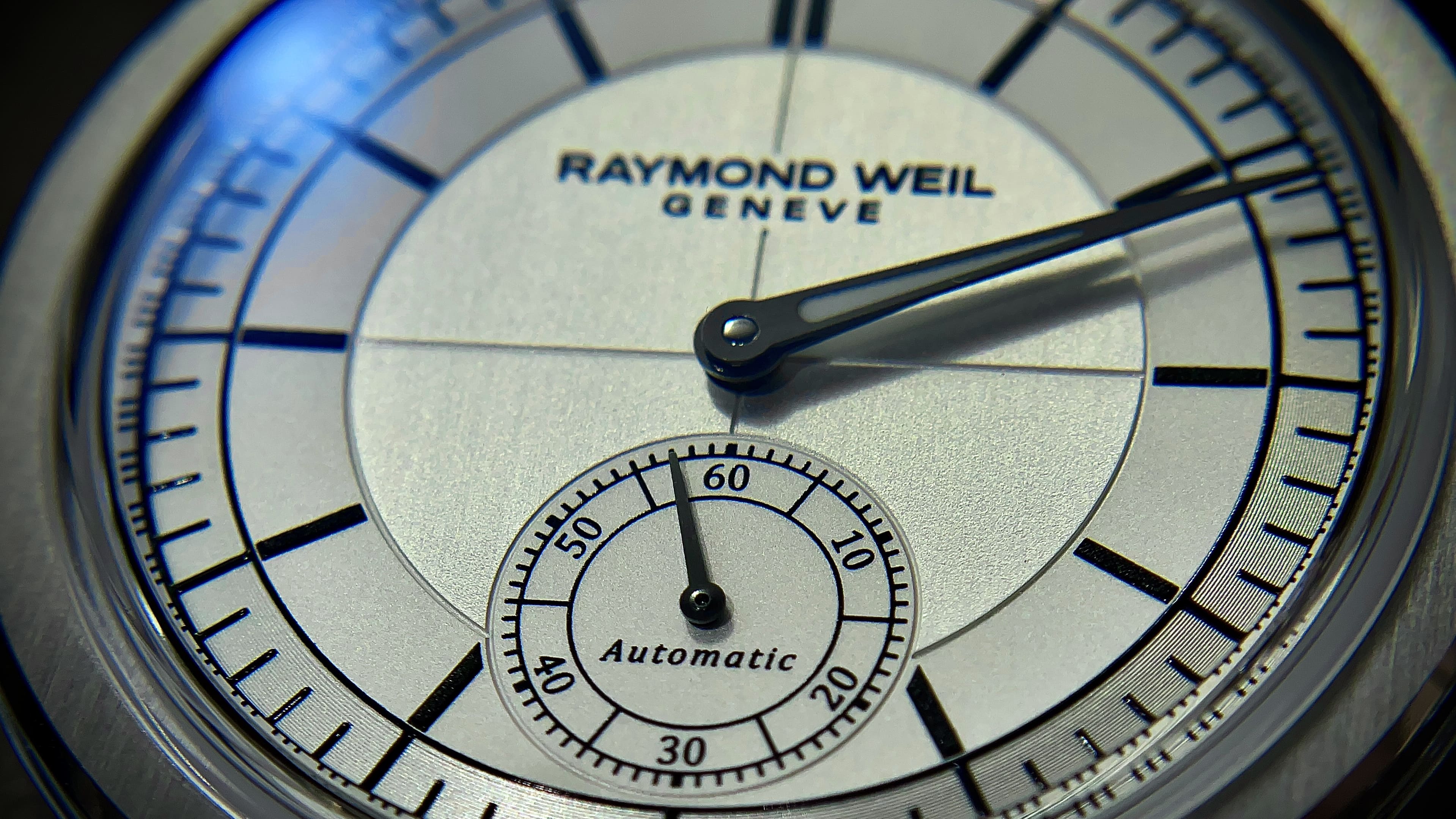 メンズウォッチRaymond Weil Millésime Ref. 2930-STC-65001は、シルバーカラーのセクターダイヤルとスモールセコンドを特徴とし、自動巻きムーブメントRW4251を搭載。39.5mmのステンレススティール製ケース、パワーリザーブ約41時間、50m防水性能、カーフレザーストラップ、サファイアクリスタル風防など、機能性と美しさを兼ね備えたヴィンテージインスパイアモデル。