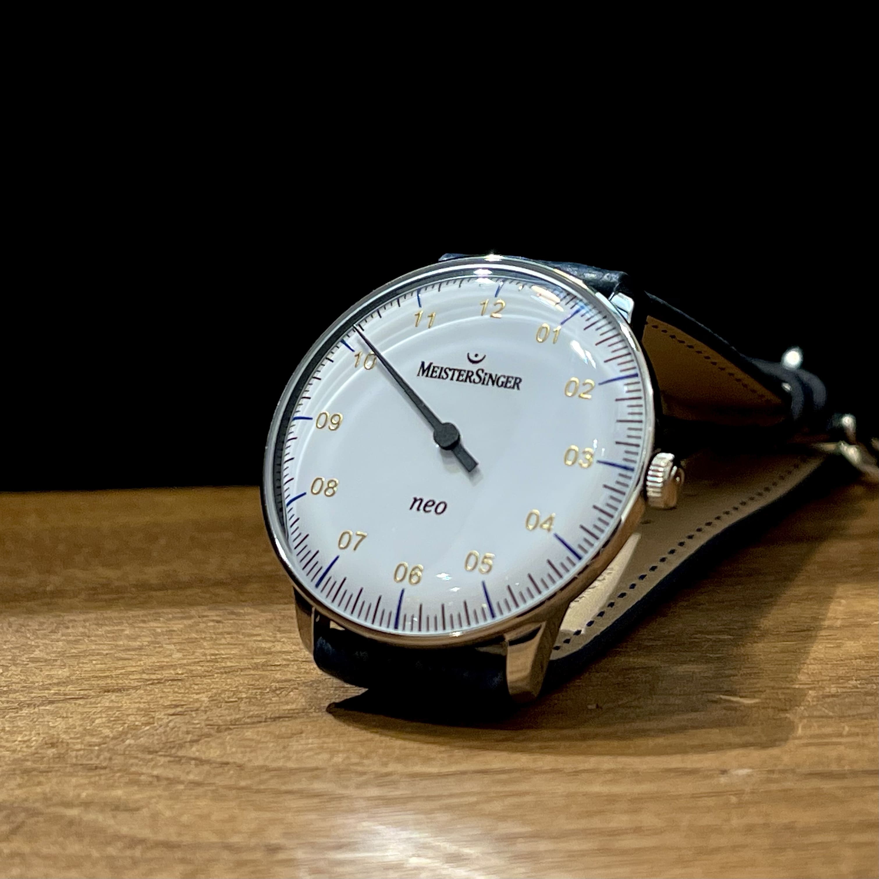 ミッドセンチュリーデザインを彷彿とさせるMeisterSinger Neo NES901Gは、薄型の36mmケースにサファイアクリスタルを採用した上質な機械式時計で、日付表示を排除することでミニマリズムを極めたシングルハンド仕様。ユニセックスなサイズ感で細い手首にも美しく馴染み、時計愛好家はもちろん、センスあるギフトにも最適な逸品。