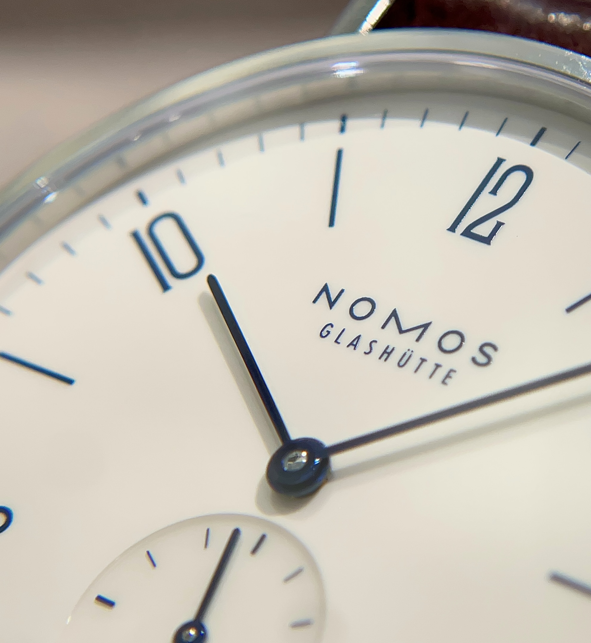 2025年新作 NOMOS Tangente Japan Blau – ドイツの時計技術と日本の伝統美を融合させた限定モデル。 クラシックナタンジェントのケースに、手巻きを搭載し、シルバーがかった乳白色文字盤とブルーインデックスがかかるデザイン。 ノモスブティック限定15本、正規販売店限定35本合計50本のみ生産される希少な腕時計。