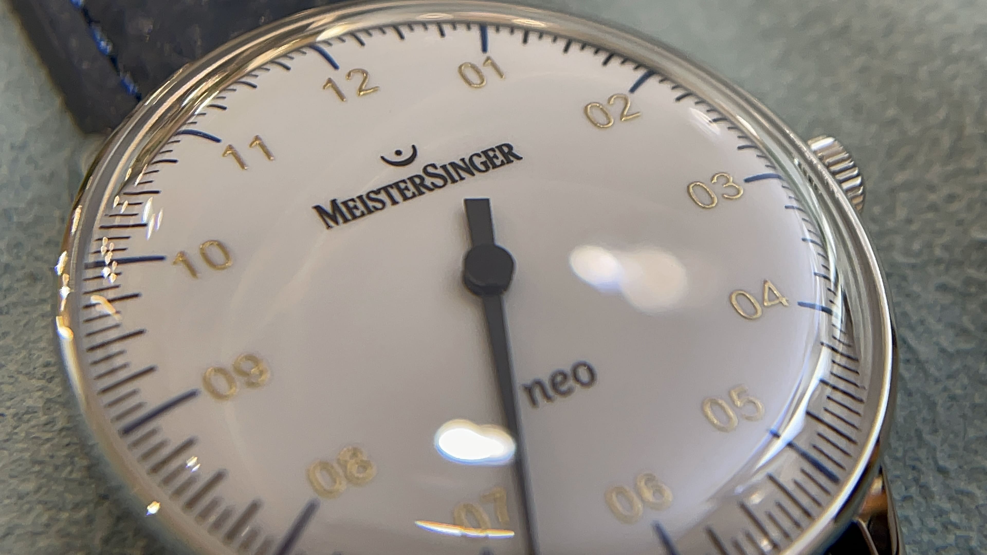 シンプルながらも深いこだわりを感じさせるMeisterSinger Neo NES901Gは、文字盤から余計な装飾を排し、時間を“読む”ではなく“感じる”という独自の哲学を体現したシングルハンドウォッチ。サファイアクリスタル風防とステンレス製ケースを採用し、クラシックな佇まいが洗練された美しさを放つ。ペアウォッチやギフトにもおすすめ。