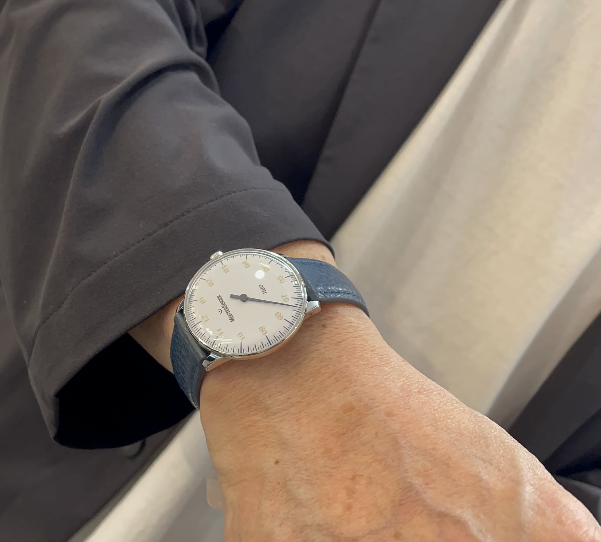 MeisterSinger Neo NES901Gは、1960年代のデザイン美学にインスパイアされたミニマルな自動巻き腕時計で、ドーム型サファイアクリスタル風防と36mmのスリムなケースが特徴。ベゼルレスで滑らかなシルエットが際立ち、男女問わず手元にフィットするユニセックス仕様。プレゼントとしても最適な、機械式シングルハンドの名作。