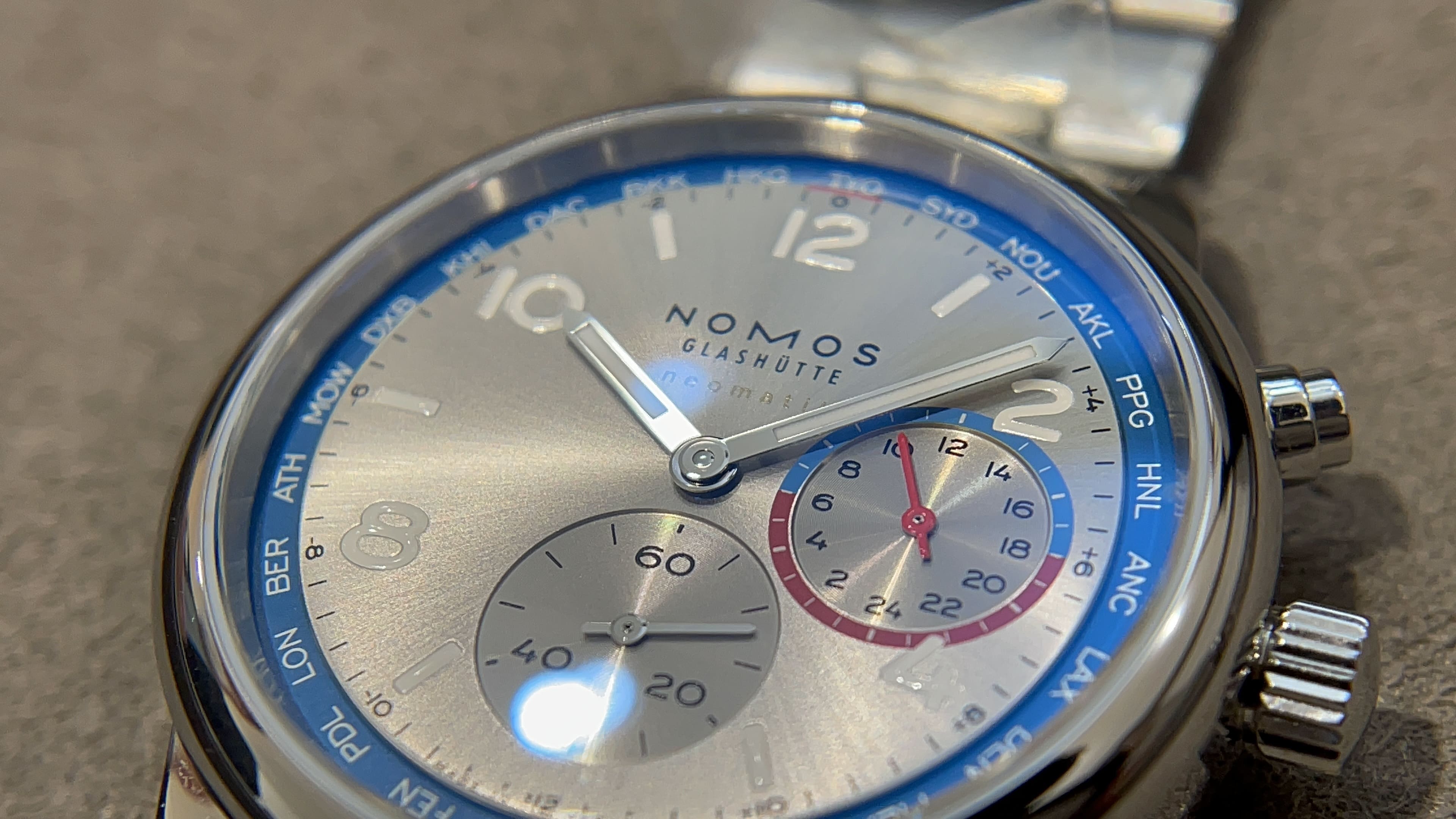シンプルな外観に複雑な機構を内包するNOMOS NM791は、世界を手首に宿すような革新性を持つワールドタイマー。DUW 3202ムーブメントにより、驚異の4.8mm薄型化を実現したドイツ製高精度ウォッチ。