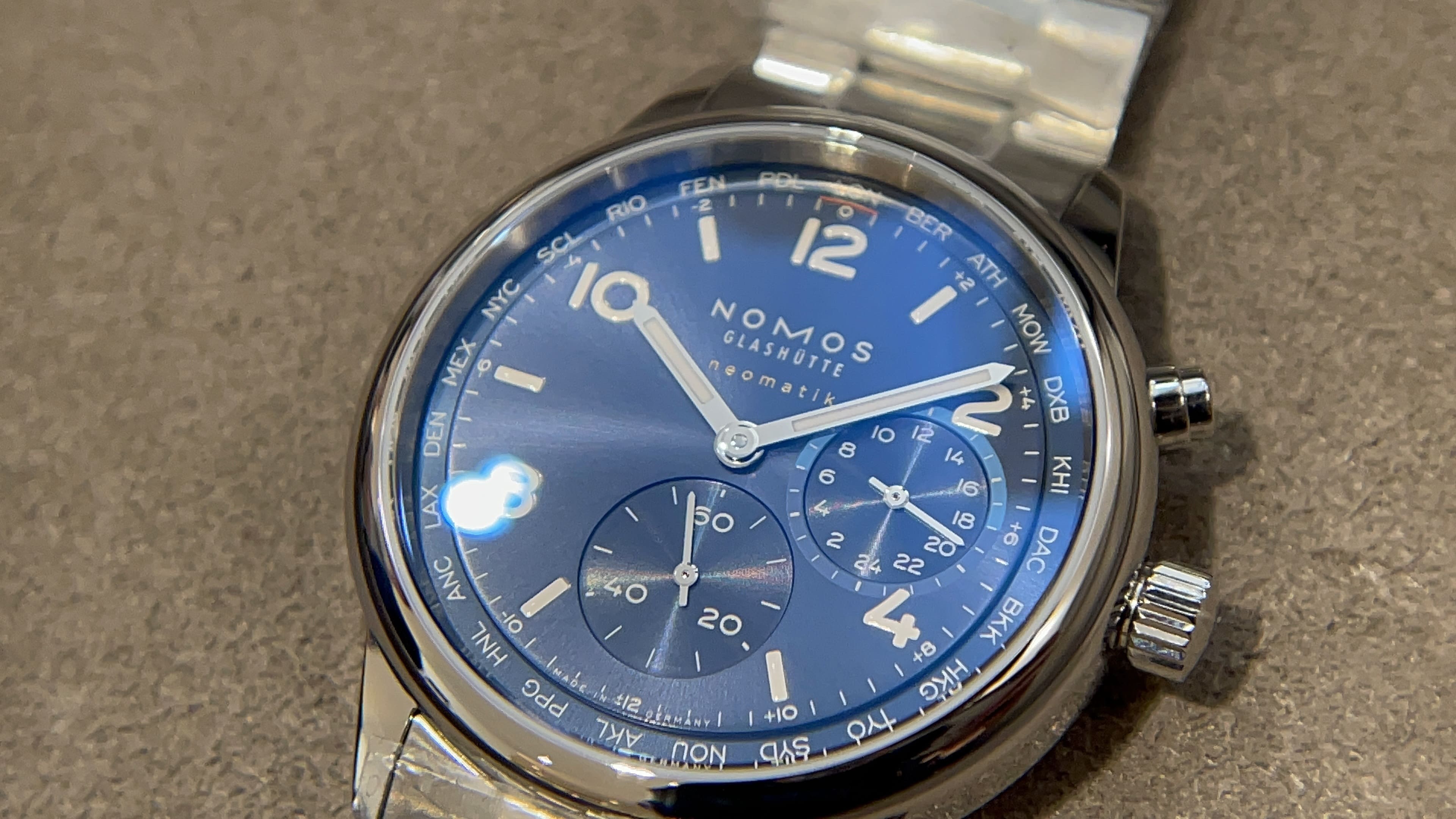 NM790はDUW 3202キャリバーを搭載し、手首で24時間の世界を読み取れる超薄型ワールドタイマー。10気圧防水と蓄光インデックスを備えた、アクティブかつフォーマルにも対応する機械式時計。