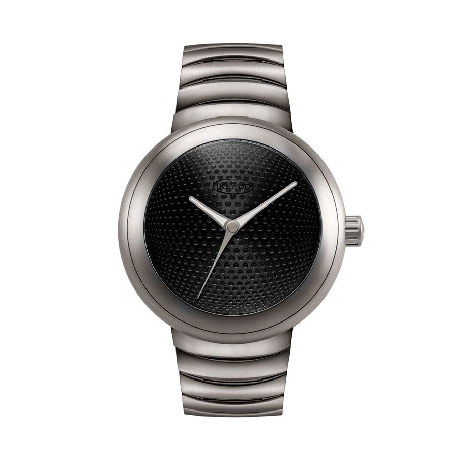 IKEPOD HOROPOD Lisboa IPHO02TITL：アイクポッドの特徴的なデザインと高品質なスイス製ムーブメントを引き継いだ新作時計。44mmのチタン製ケースは現代的な要素を取り入れたデザインで、阪急メンズ館にて取り扱い中です