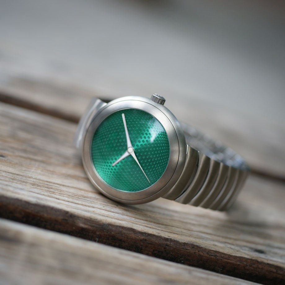 IKEPOD HOROPOD Neom IPHO03TITL：グリーンの美しい文字盤が特徴のこの腕時計は、アイクポッドのアイコニックなデザインと高品質なムーブメントの融合を体現しています。44mmのチタン製ケースに搭載されたスイス製のETA2824移動は、その精密さと美しさを抑えており、スタイルを問わずシーンに適応するデザインです。