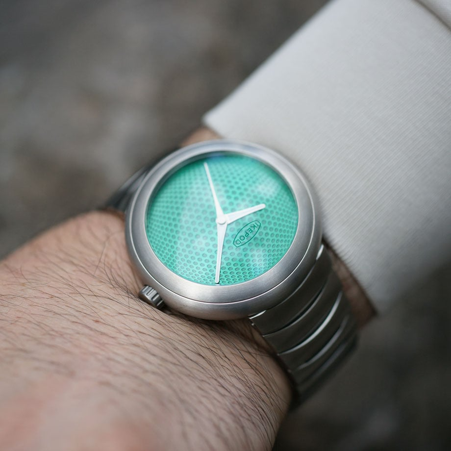 IKEPOD HOROPOD Neom IPHO03TITL：美しいグリーンの文字盤が出るこの腕時計は、アイクポッドの特徴である斬新かつアイコニックなデザインを体現しています。 44mmのチタン製ケースに搭載されたスイス製の高品質な機械式移動ETA2824は、そのプロセッサの一部を取り出したケースバックから見ることができ、デザインと機能の融合が魅力です。阪急メンズ館で取り扱い中です。