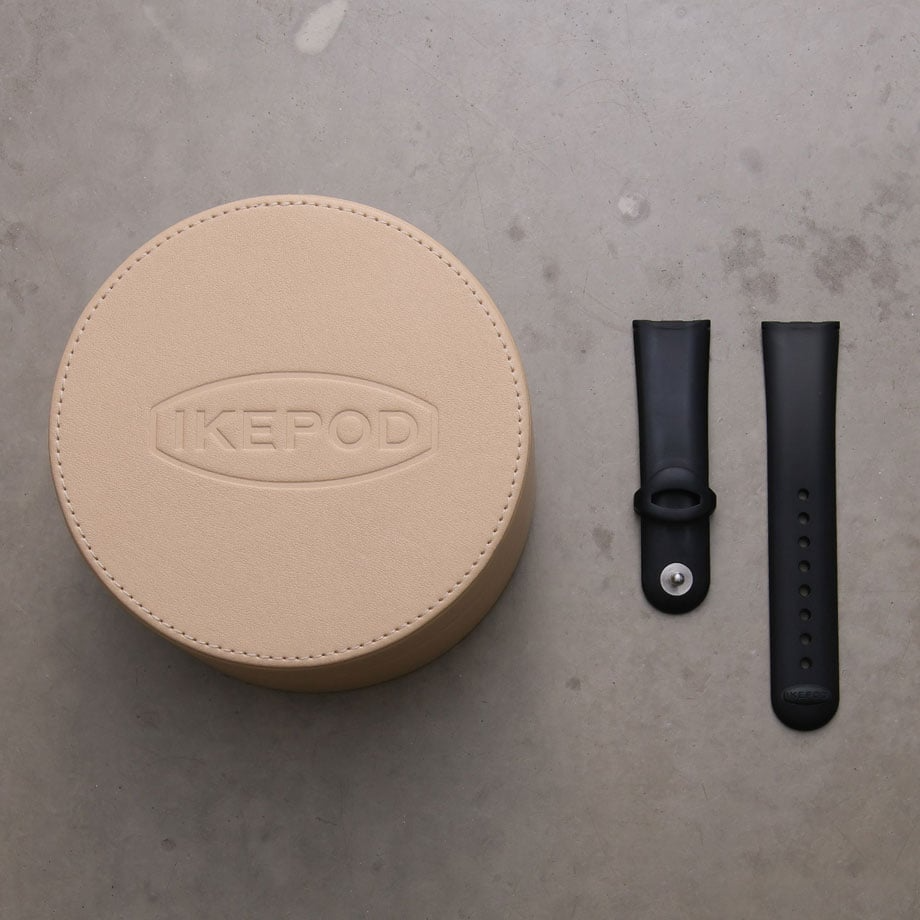 IKEPOD HOROPOD Neom IPHO03TITL：スタイリッシュでファッションに合わせやすいグリーンの文字盤が特徴のこの腕時計は、アイクポッドのアイコニックなデザインと高品質な機械式ムーブメントの融合を見事に実現しています。44mmのチタン製ケースに搭載されたスイス製ETA2824ムーブメントは、その精巧な動作が一部見たケースバックからも見ることができ、時計愛好家にも満足できる仕上がりです。アプローチが光るこのモデルは、阪急メンズ館で迷っています。