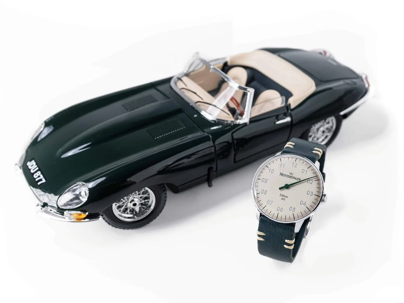マイスタージンガー（MeisterSinger）の限定腕時計「Edition Neo J.E」、1960年代の名車ジャガーEタイプにオマージュを捧げた世界限定100本モデル。ブリティッシュ・レーシング・グリーンのアクセントと36mmケースにスイス製自動巻きムーブメントを搭載し、Bburago製1:18スケール・ジャガーEタイプのモデルカー付き豪華パッケージで展開される、車好きと時計好きのための特別なタイムピース。