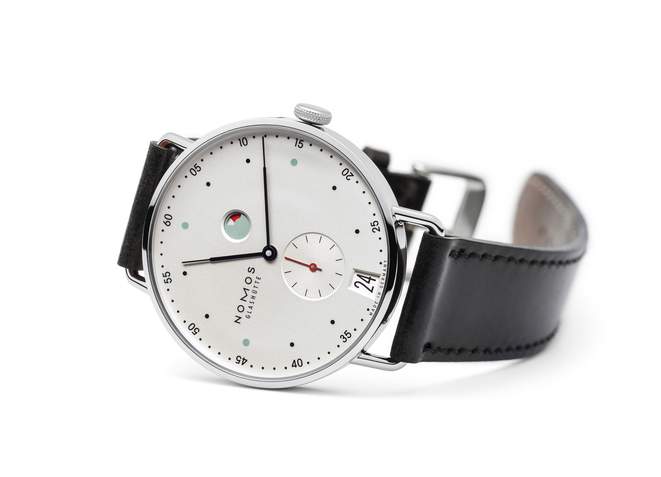 Metro / MT1D4W2　1101初めての高級時計を選ぶなら、NOMOS Glashütte（ノモス・グラスヒュッテ）。ドイツ・グラスヒュッテで生まれたこのブランドは、クラフツマンシップとデザイン哲学を融合させた上質な機械式腕時計を生み出しています。無駄を削ぎ落とした美しい佇まい、確かな精度、そして毎日つけたくなる快適さ。ビジネスにもカジュアルにも自然に溶け込む一本として、時計好きが最初に惚れ込むブランドです。東京・阪急メンズ東京FORTUNE TIMEでは、定番モデルから限定品まで幅広く展示。あなたの人生の節目を飾る一本に出会えます。