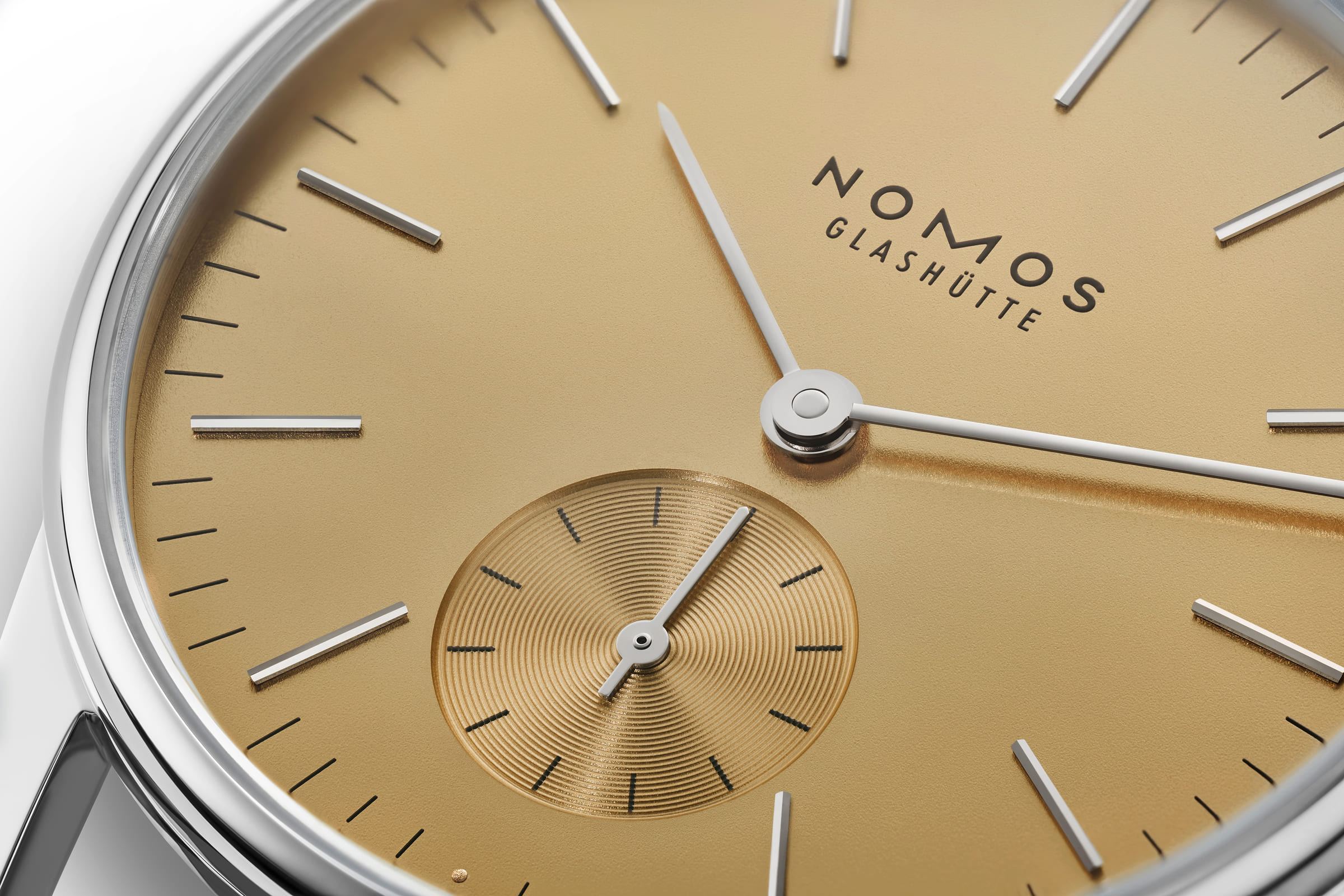 ペア／クリスマス向け NOMOS Glashütte（ノモス グラスヒュッテ）Tangente（タンジェント）シリーズのペアウォッチ向け機械式腕時計。バウハウス由来の極めてシンプルで均整の取れた文字盤と細身のラグがペアで揃えると美しく調和し、クリスマスギフトとしても喜ばれる控えめで永続的なデザイン。複数サイズ展開によりカップルでの着用にも適し、長く使える一生物の腕時計としておすすめ。