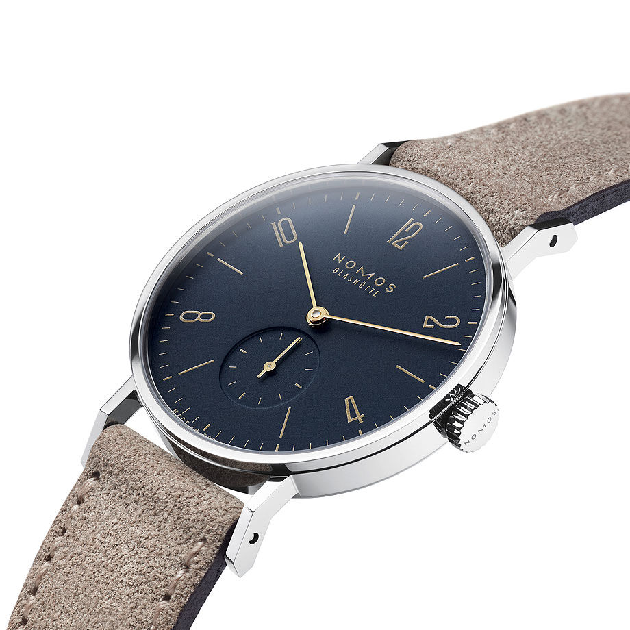 NOMOS Glashütte（ノモス グラスヒュッテ）Tangente（タンジェント）シリーズのペアウォッチ向け機械式腕時計。バウハウス由来の極めてシンプルで均整の取れた文字盤と細身のラグがペアで揃えると美しく調和し、クリスマスギフトとしても喜ばれる控えめで永続的なデザイン。複数サイズ展開によりカップルでの着用にも適し、長く使える一生物の腕時計としておすすめ。
