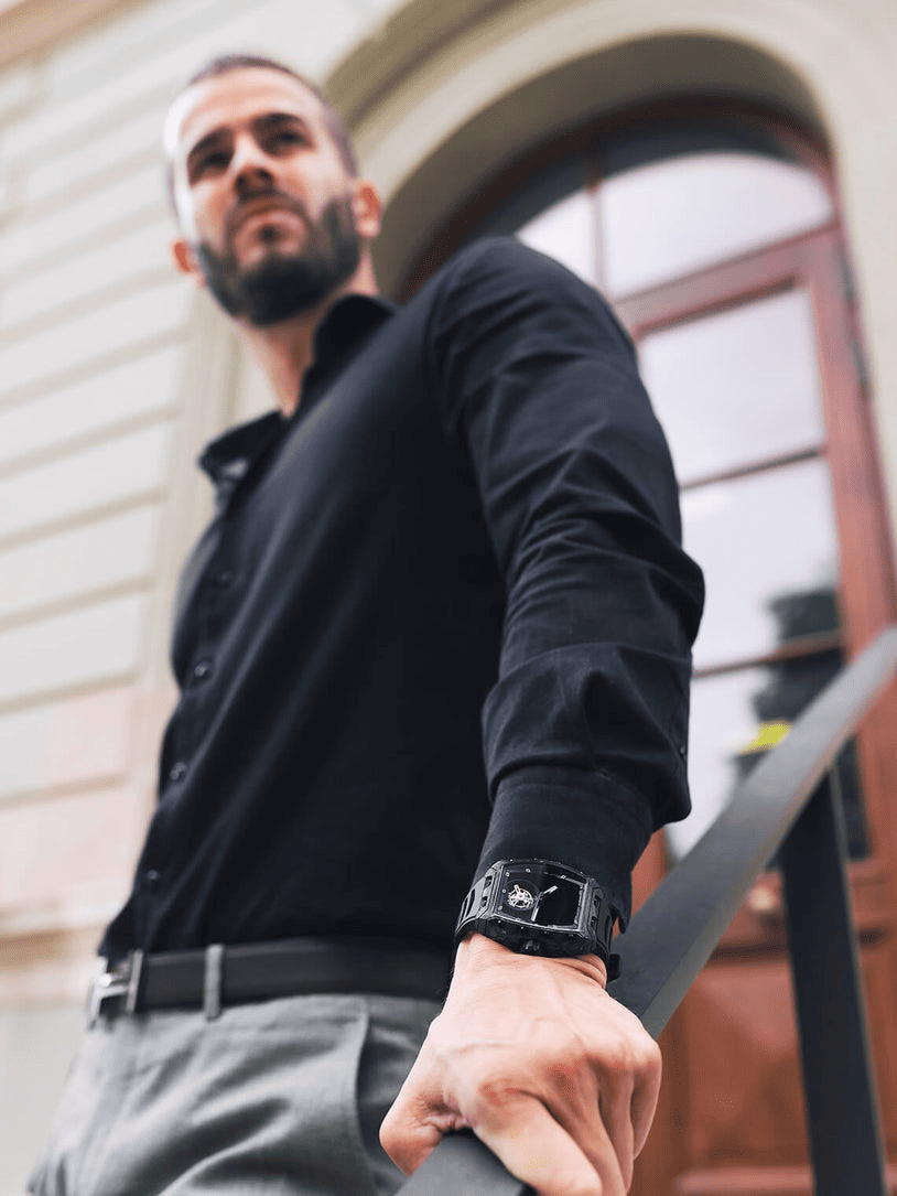 XP1 Tourbillon Phantom x Ocarat/ BOXP1TBLTCPHM BLACKOUT WATCHES　XP1 Tourbillon Phantom x Ocarat　「BLACKOUT WATCHES（ブラックアウトウォッチ）の限定モデルXP1 トゥールビヨン ファントム x オカラが日本初上陸｜世界限定50本のみ製造された希少モデルで、スイス・ジュネーブの自社工房にて熟練時計師が組み立てる高精度トゥールビヨンを搭載｜UACフォージドカーボンケースは暗闇で白く発光し、44mm×52mmサイズながら重量わずか110gの軽量設計｜ダブルバレルフライングトゥールビヨンムーブメントにより72時間のパワーリザーブを実現｜サファイアガラス、スイス製スーパールミノバ、真鍮製インナーリング、選べる高品質ラバーストラップを備え、10気圧防水と耐久性にも優れる｜日本国内ではわずか数本入荷の超希少トゥールビヨンモデルとして、高級腕時計ファン・トゥールビヨン愛好家に向けた注目の1本」