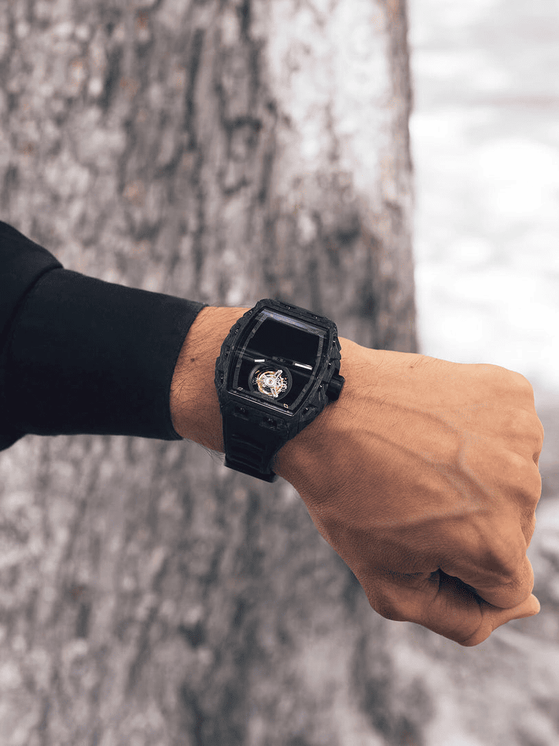 XP1 Tourbillon Phantom x Ocarat/ BOXP1TBLTCPHM BLACKOUT WATCHES　XP1 Tourbillon Phantom x Ocarat　「BLACKOUT WATCHES（ブラックアウトウォッチ）の限定モデルXP1 トゥールビヨン ファントム x オカラが日本初上陸｜世界限定50本のみ製造された希少モデルで、スイス・ジュネーブの自社工房にて熟練時計師が組み立てる高精度トゥールビヨンを搭載｜UACフォージドカーボンケースは暗闇で白く発光し、44mm×52mmサイズながら重量わずか110gの軽量設計｜ダブルバレルフライングトゥールビヨンムーブメントにより72時間のパワーリザーブを実現｜サファイアガラス、スイス製スーパールミノバ、真鍮製インナーリング、選べる高品質ラバーストラップを備え、10気圧防水と耐久性にも優れる｜日本国内ではわずか数本入荷の超希少トゥールビヨンモデルとして、高級腕時計ファン・トゥールビヨン愛好家に向けた注目の1本」